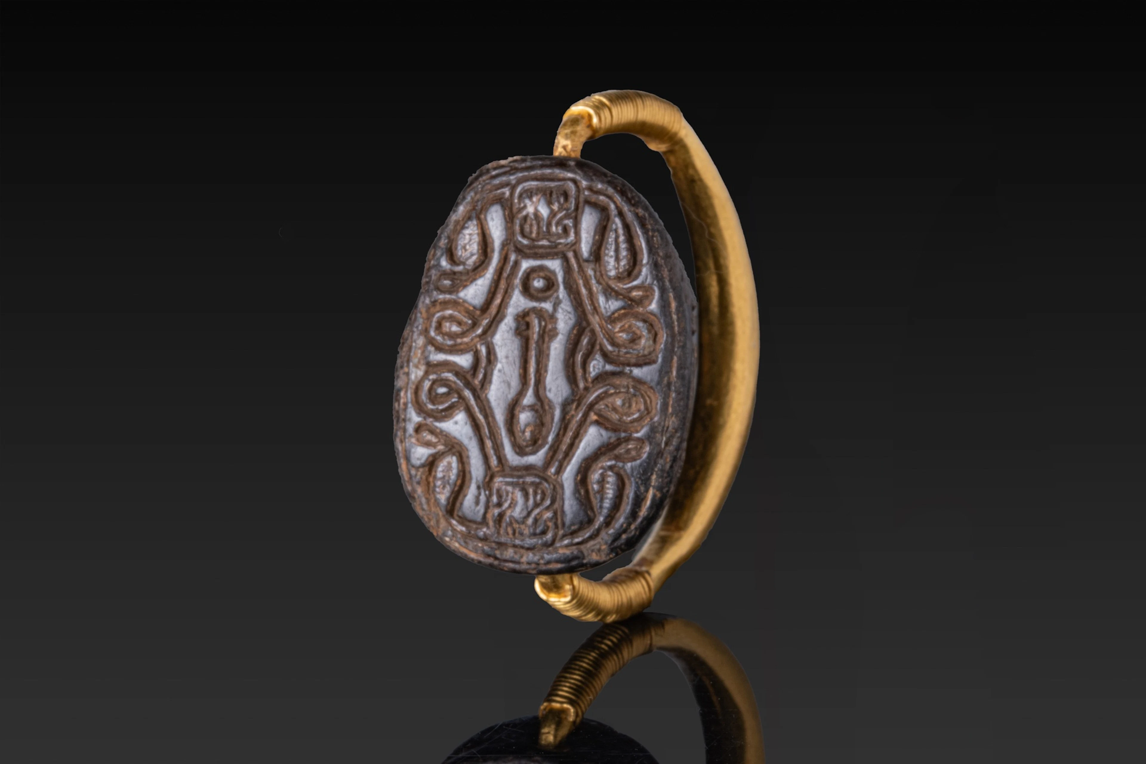 EGYPTIAN HIGH KARAT GOLD SWIVEL RING WITH ENGRAVED SCARAB
