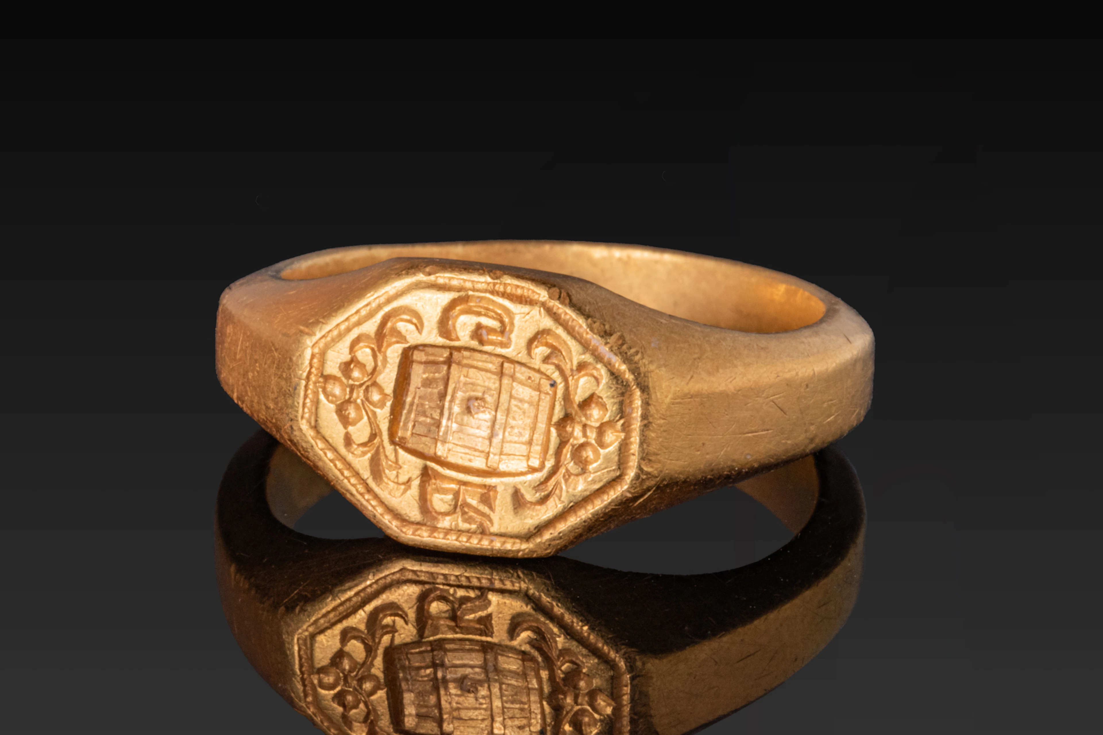 MEDIEVAL SOLID HIGH KARAT GOLD MERCHANT'S SEAL RING WITH BARREL AND