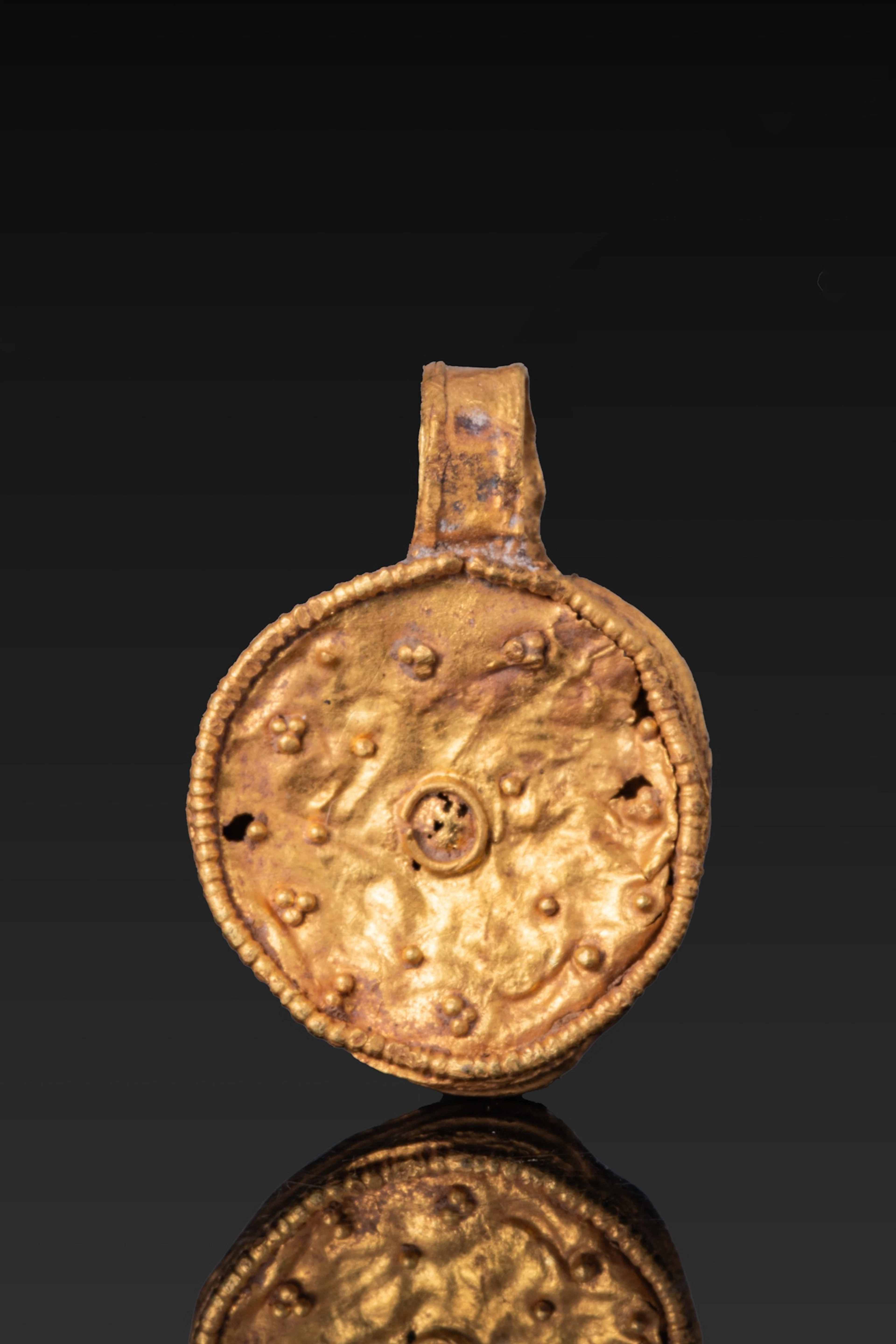ROMAN HIGH KARAT GOLD ROUND PENDANT WITH GRANULATION