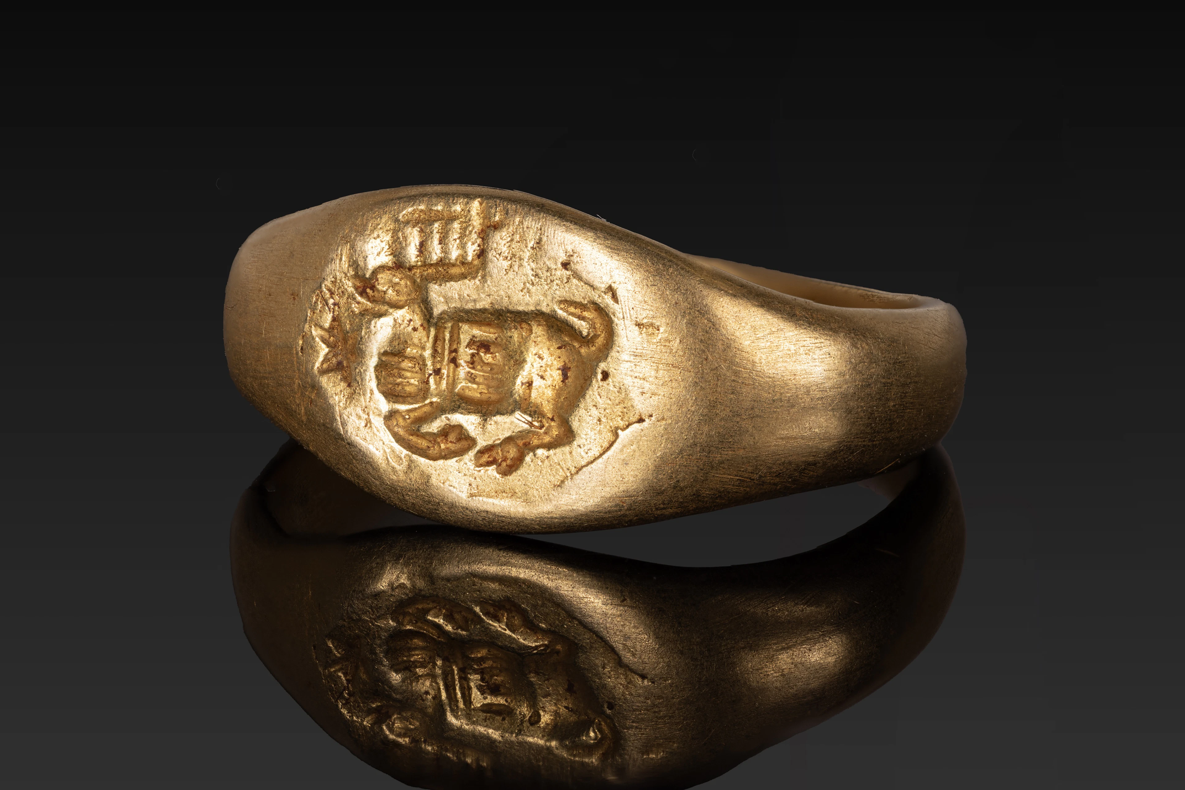 SASANIAN SOLID GOLD RING WITH A RECUMBENT STAG AND STAR