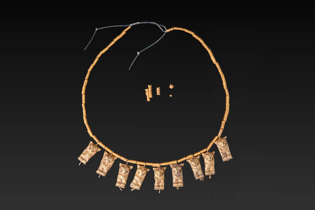 STUNNING EARLY GREEK GOLD NECKLACE WITH LION-SHAPED PENDANTS