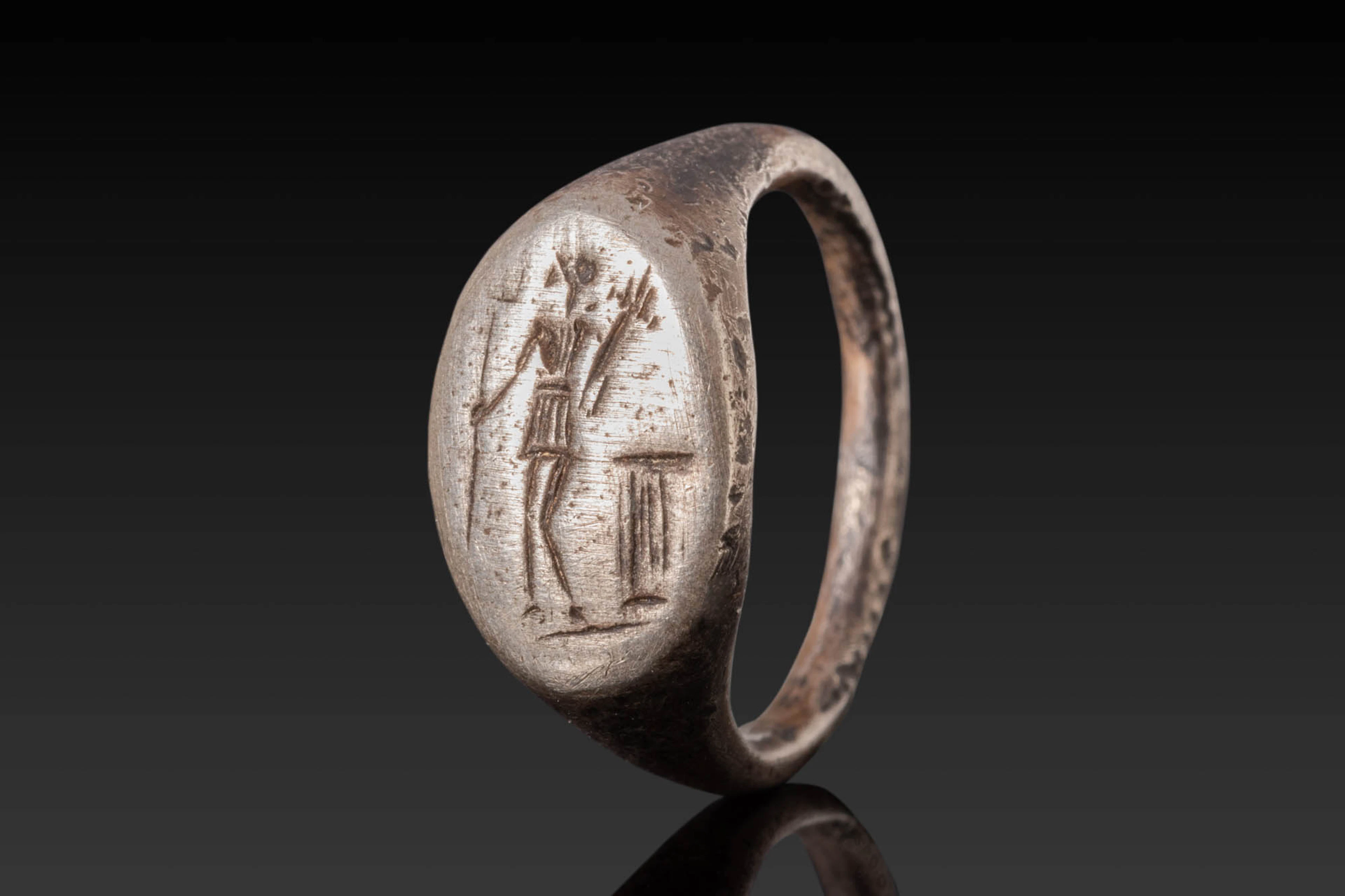 ROMAN SILVER RING DEPICTING NEPTUNE WITH TRIDENT