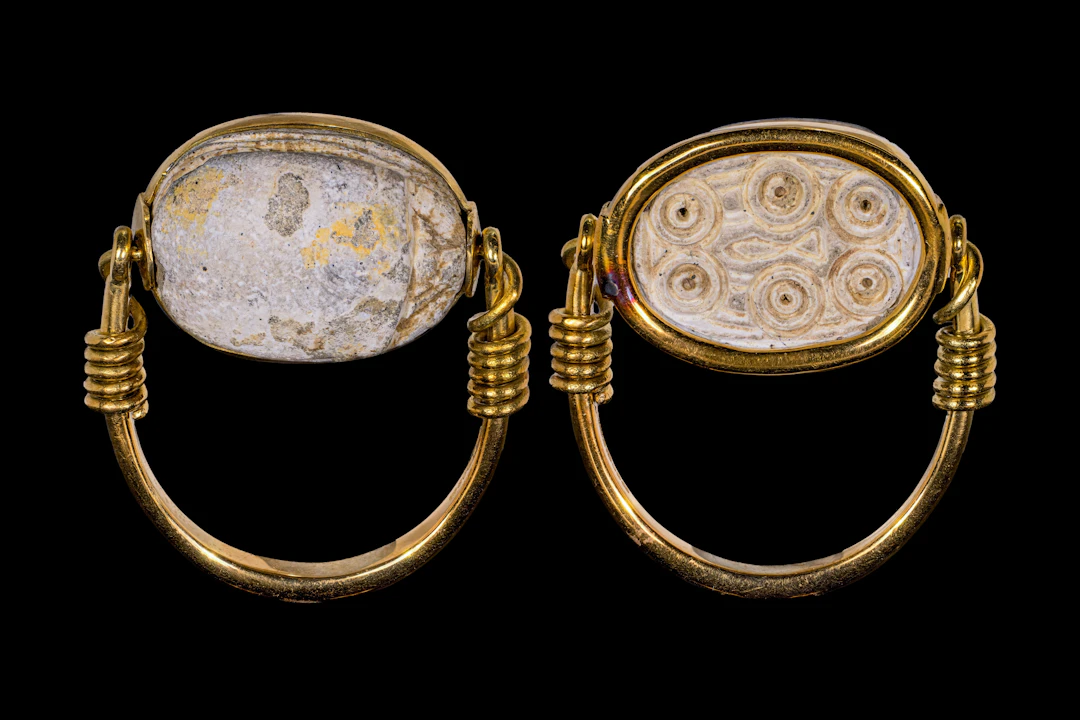 EGYPTIAN STEATITE SCARAB WITH CONCENTRIC CIRCLES IN SWIVEL GOLD RING
