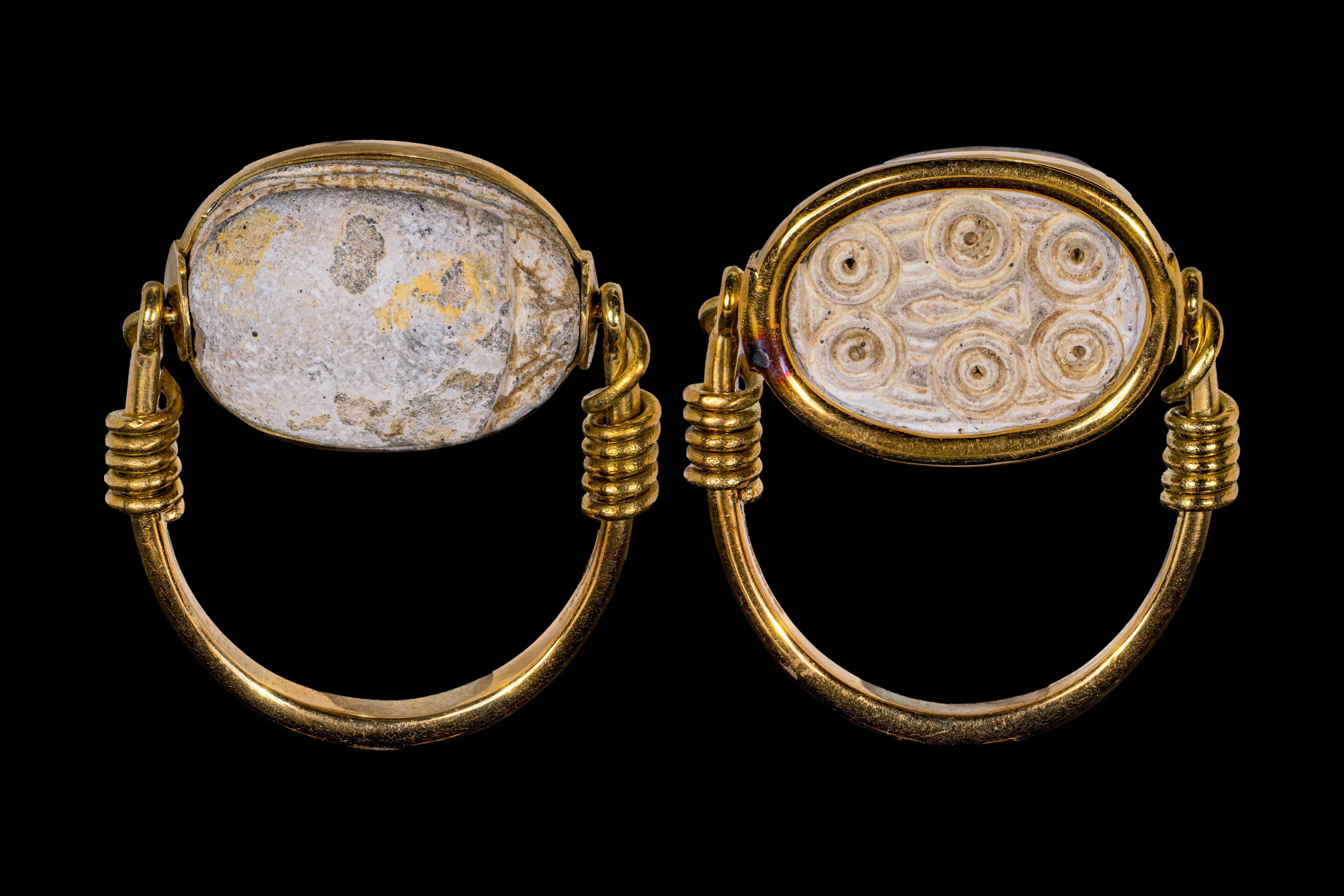 EGYPTIAN STEATITE SCARAB WITH CONCENTRIC CIRCLES IN SWIVEL GOLD RING