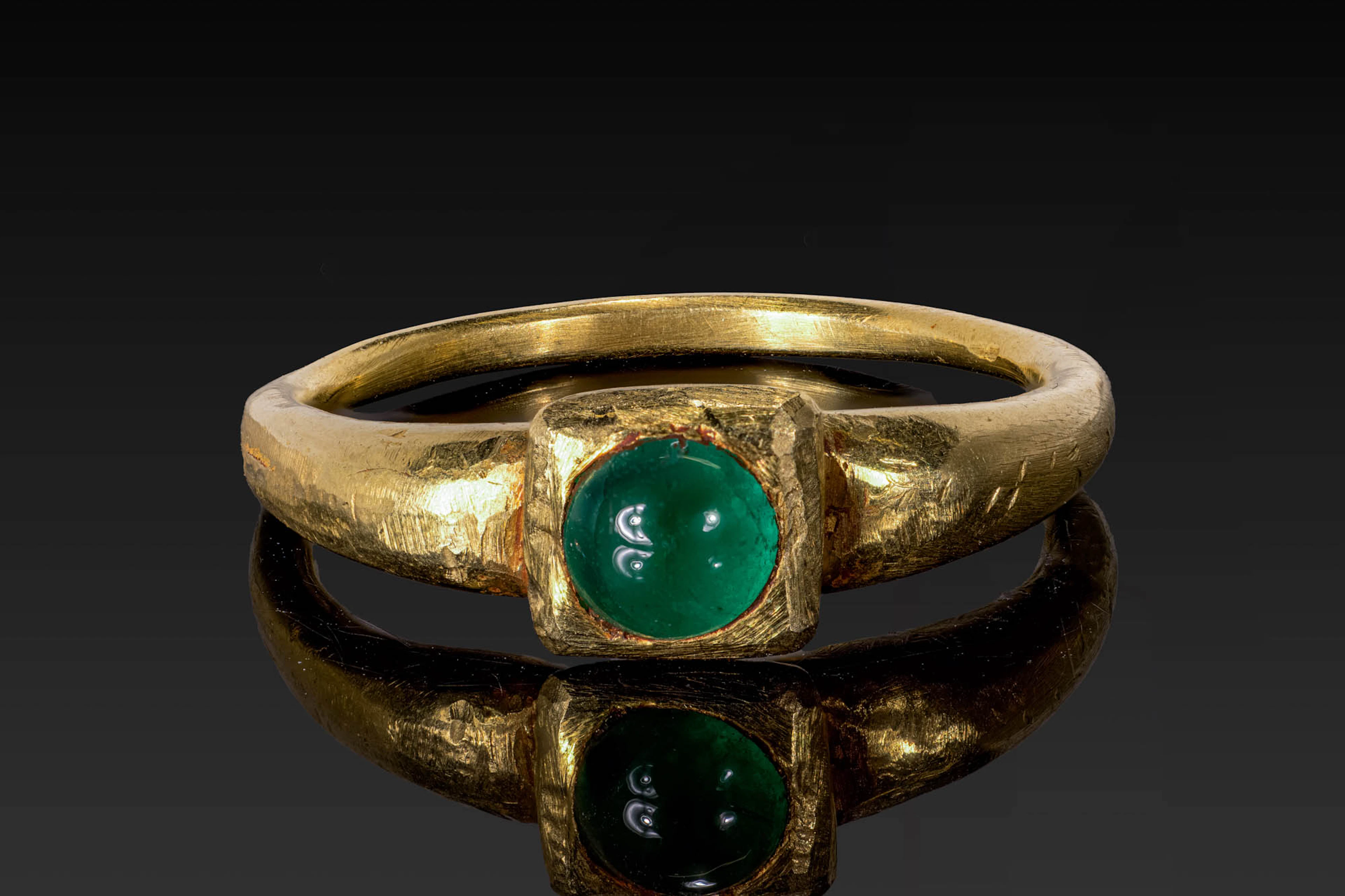 ROMAN GOLD RING WITH EMERALD CABOCHON
