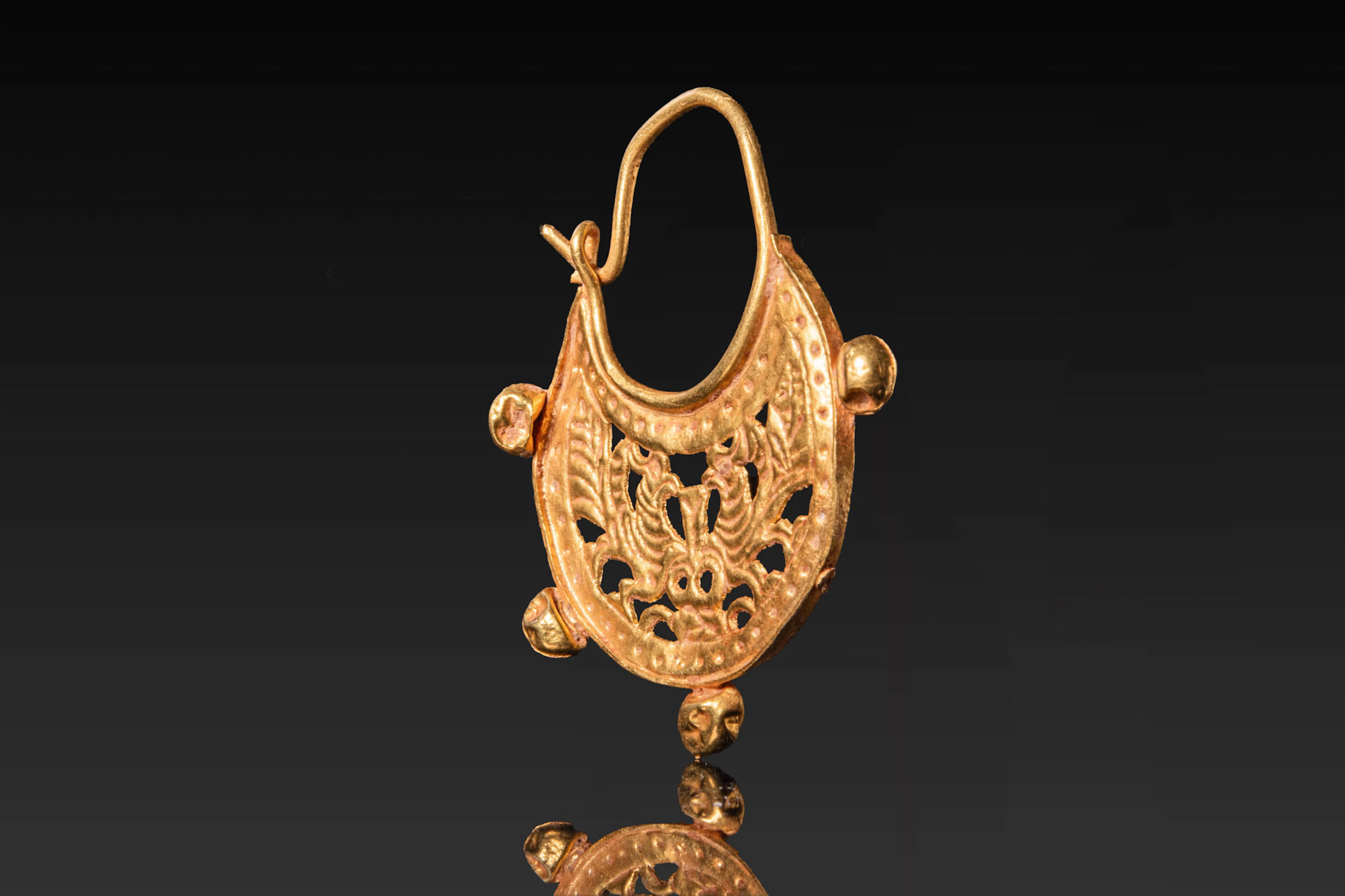 LARGE BYZANTINE GOLD EARRING WITH PEACOCKS