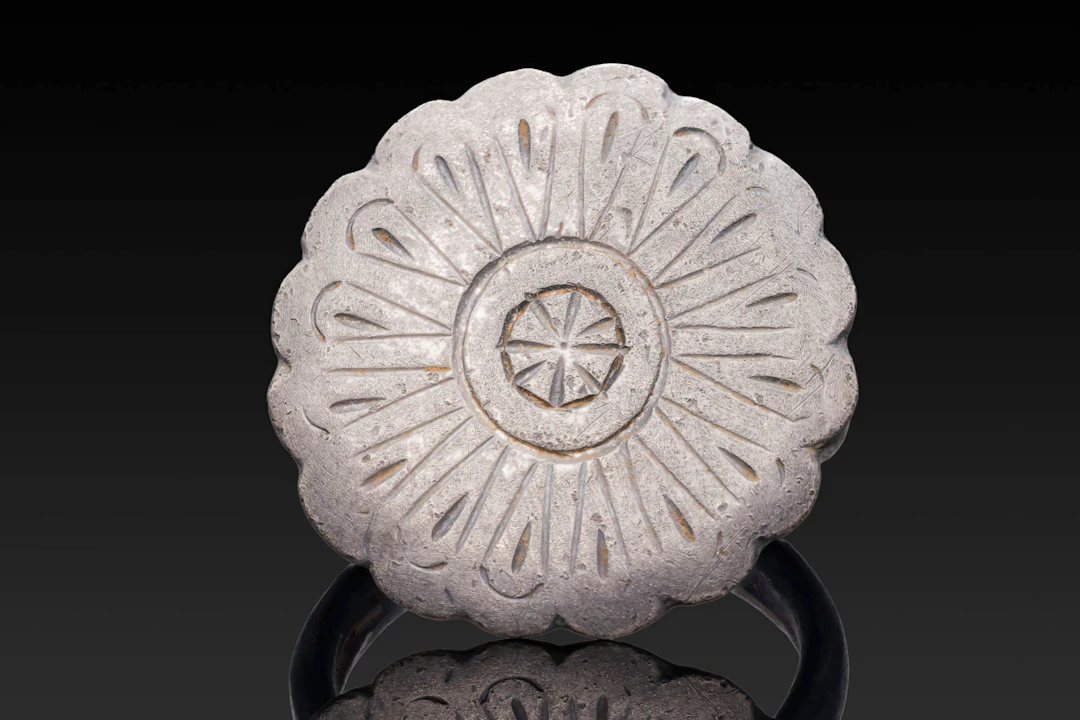 LATE MEDIEVAL SILVER RING WITH FLOWER-SHAPED BEZEL