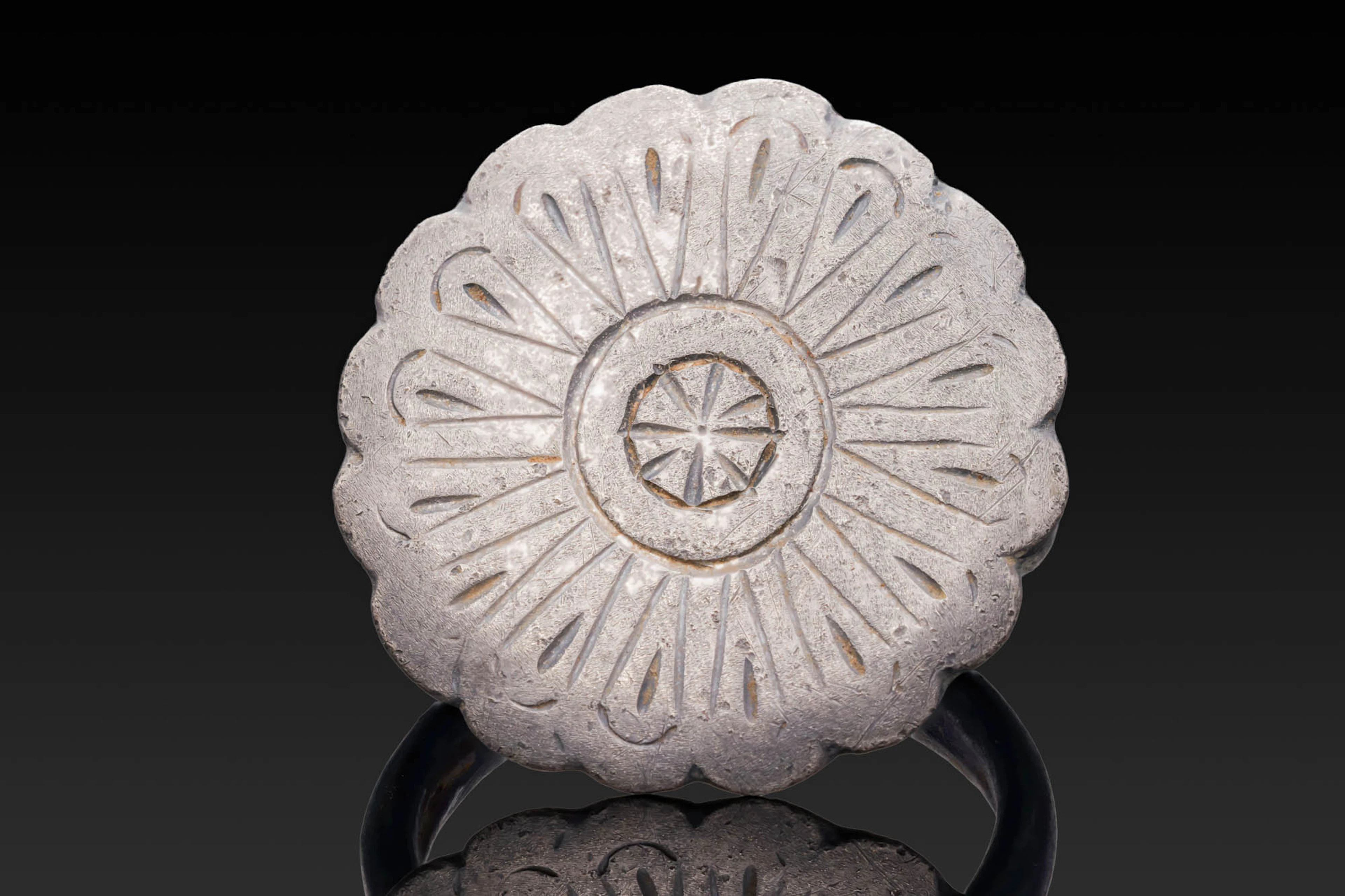 LATE MEDIEVAL SILVER RING WITH FLOWER-SHAPED BEZEL