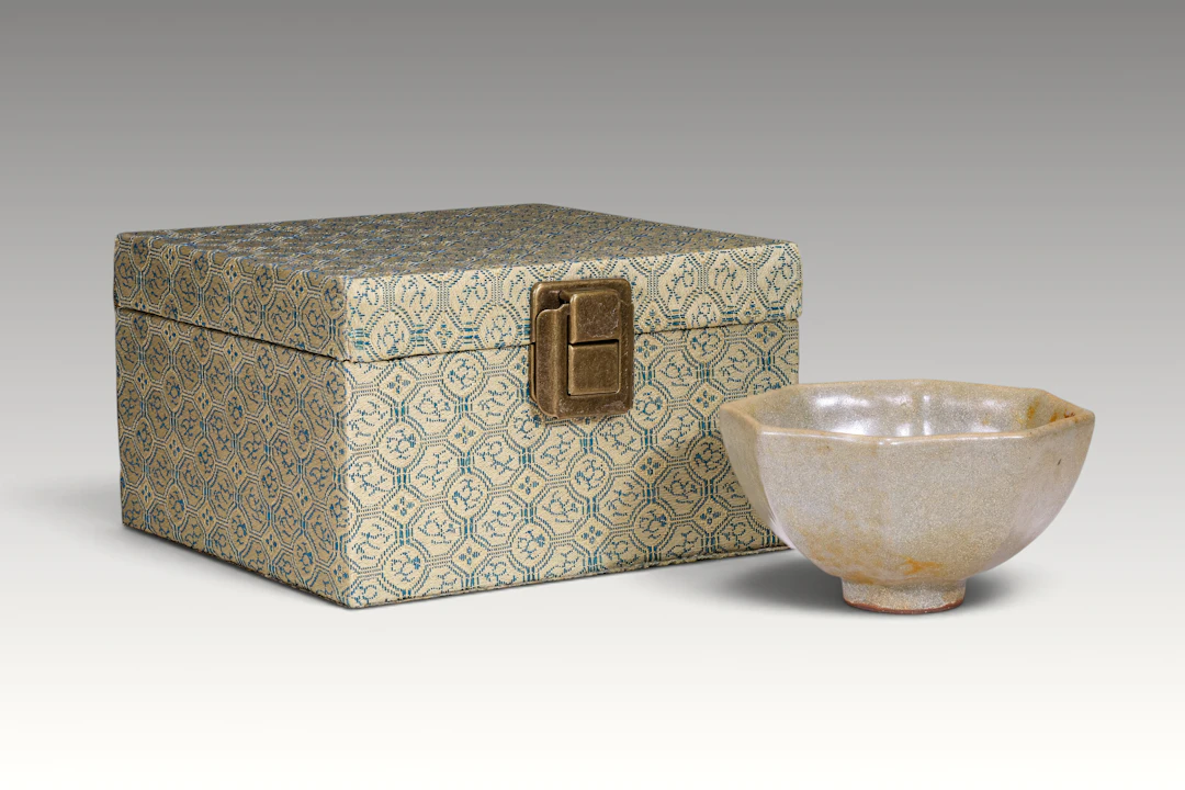 CHINESE LONGQUAN CELADON OCTAGONAL CUP