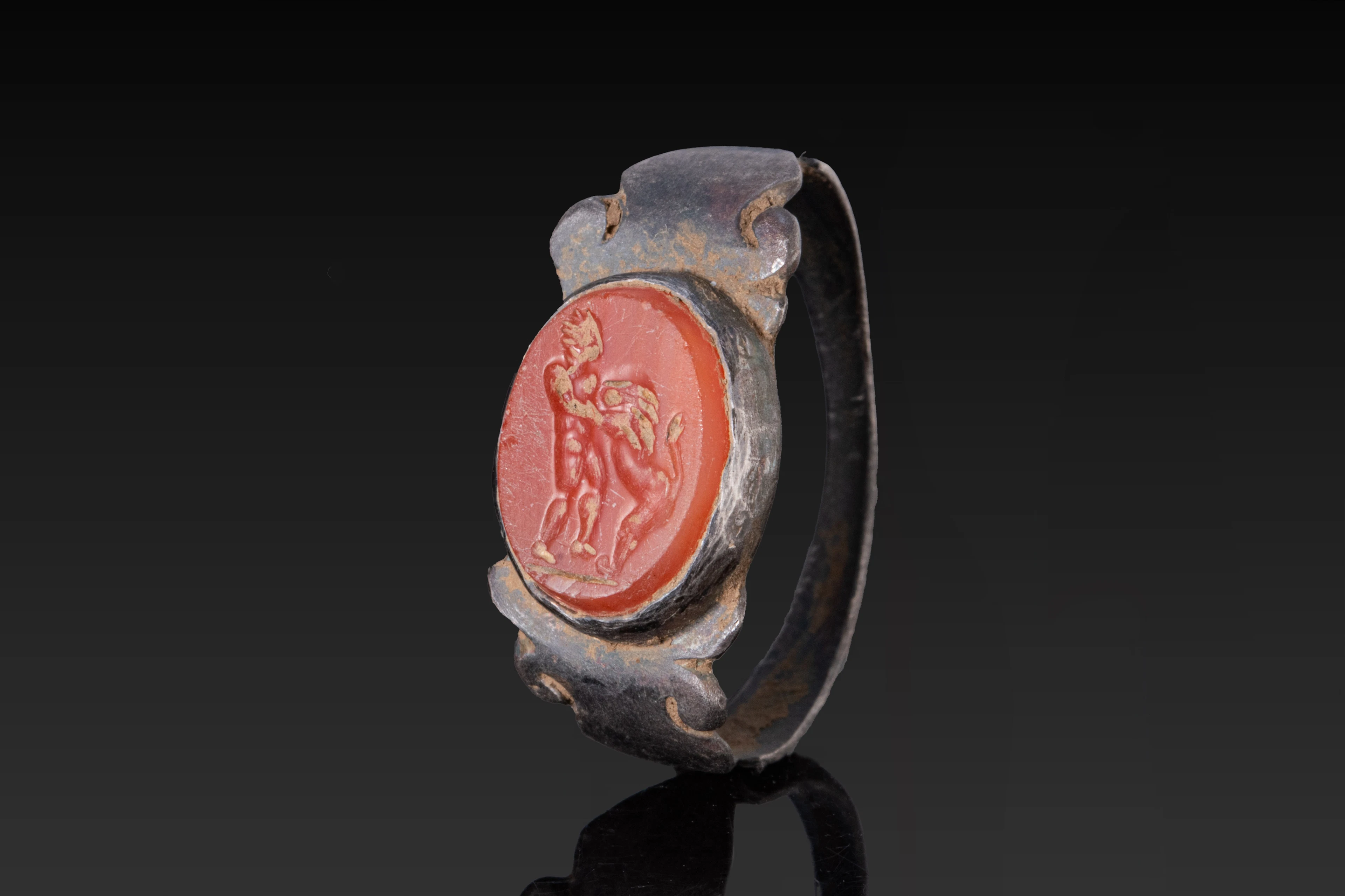 ROMAN CARNELIAN INTAGLIO OF HERCULES FIGHTING THE NEMEAN LION IN SILVER RING