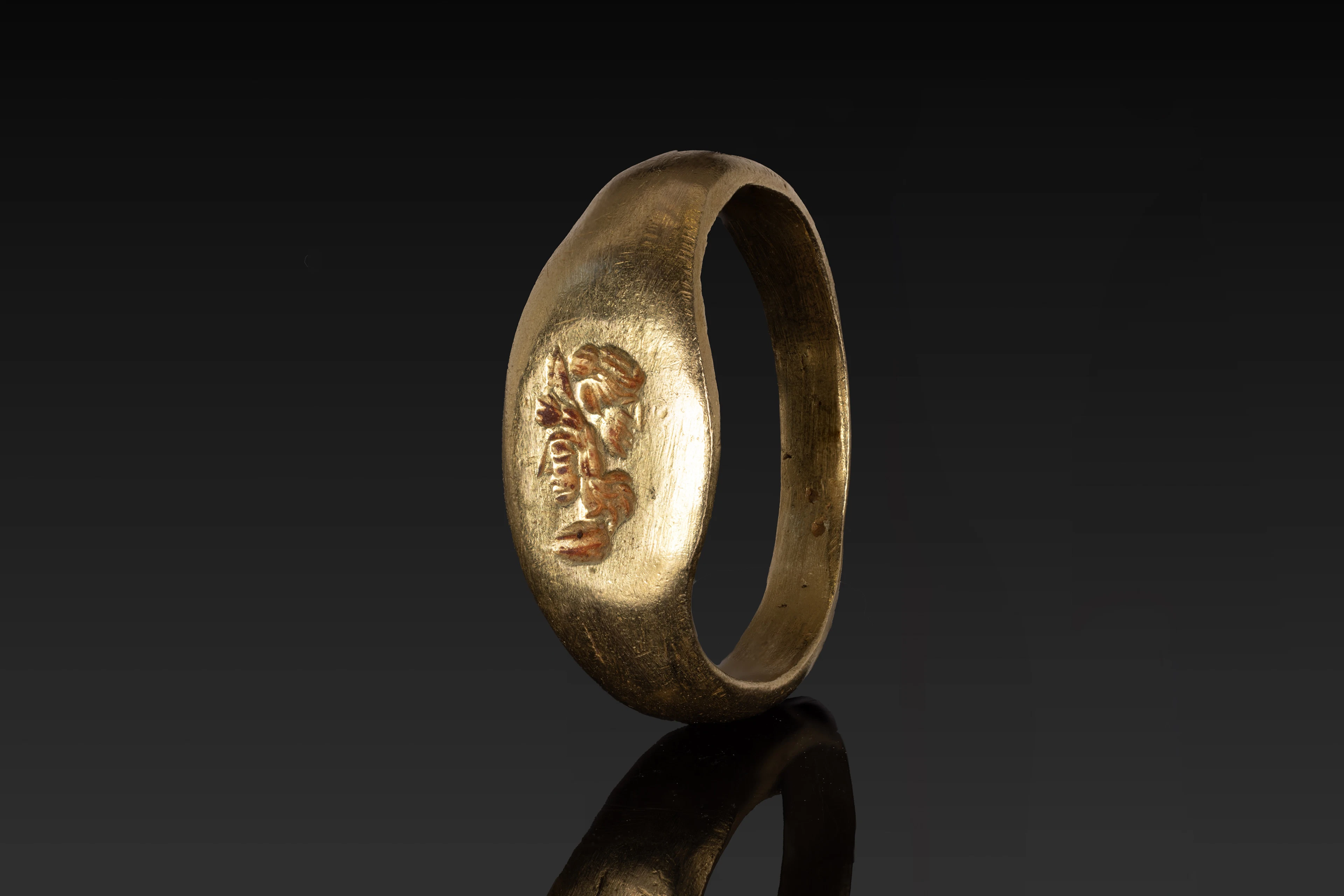 EASTERN ROMAN SOLID GOLD RING WITH A JANIFORM HERO