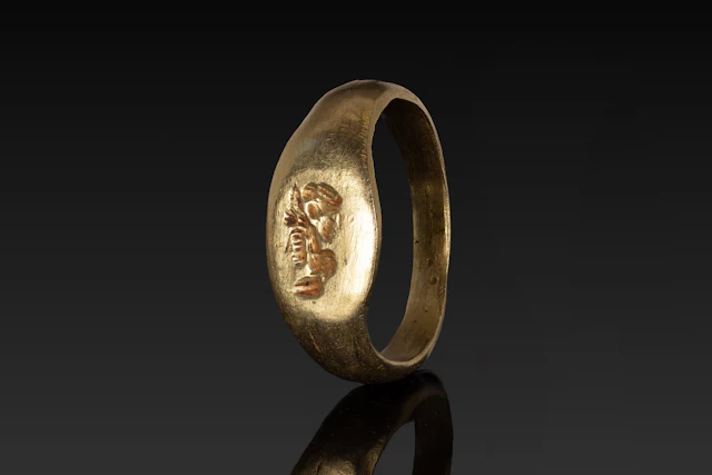EASTERN ROMAN SOLID GOLD RING WITH A JANIFORM HERO