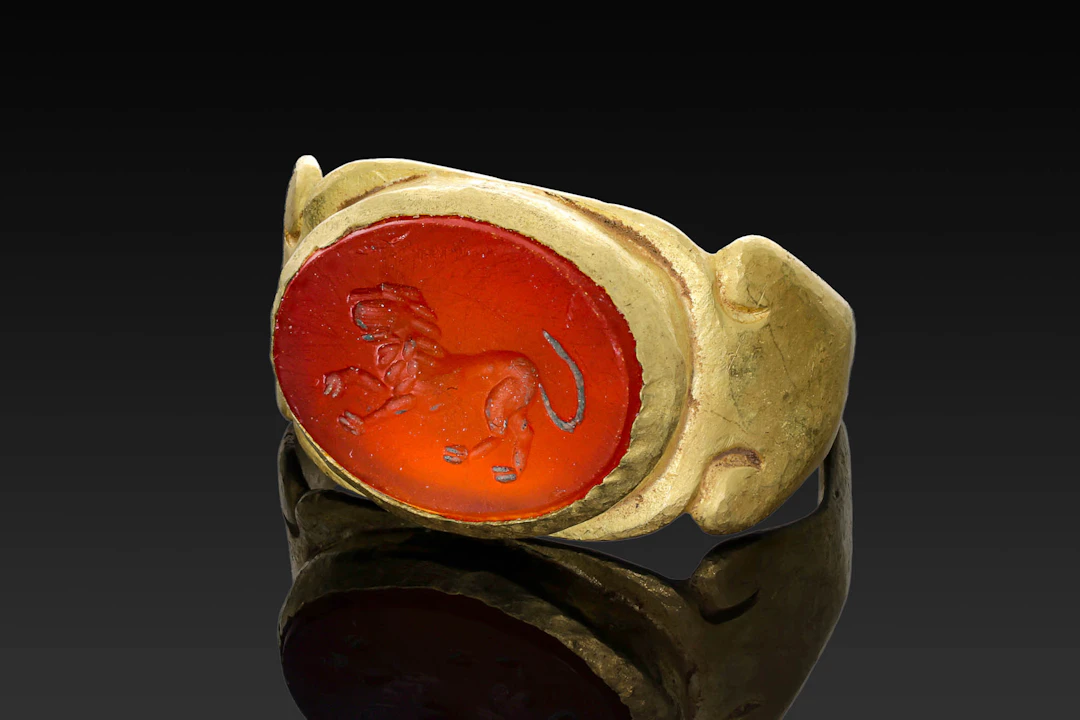 LATE ROMAN GOLD RING WITH CARNELIAN INTAGLIO OF A LION