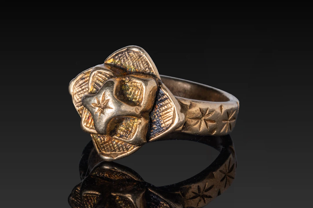 MEDIEVAL SILVER-GILT RING WITH ENGRAVED STAR