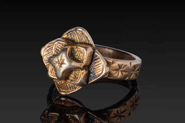 MEDIEVAL SILVER-GILT RING WITH ENGRAVED STAR