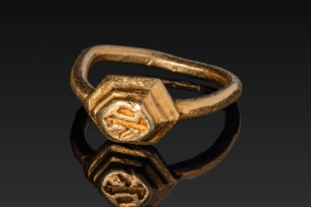 MEDIEVAL SOLID HIGH KARAT GOLD RING WITH HIGH HEXAGONAL BEZEL OF A FLOWER POT