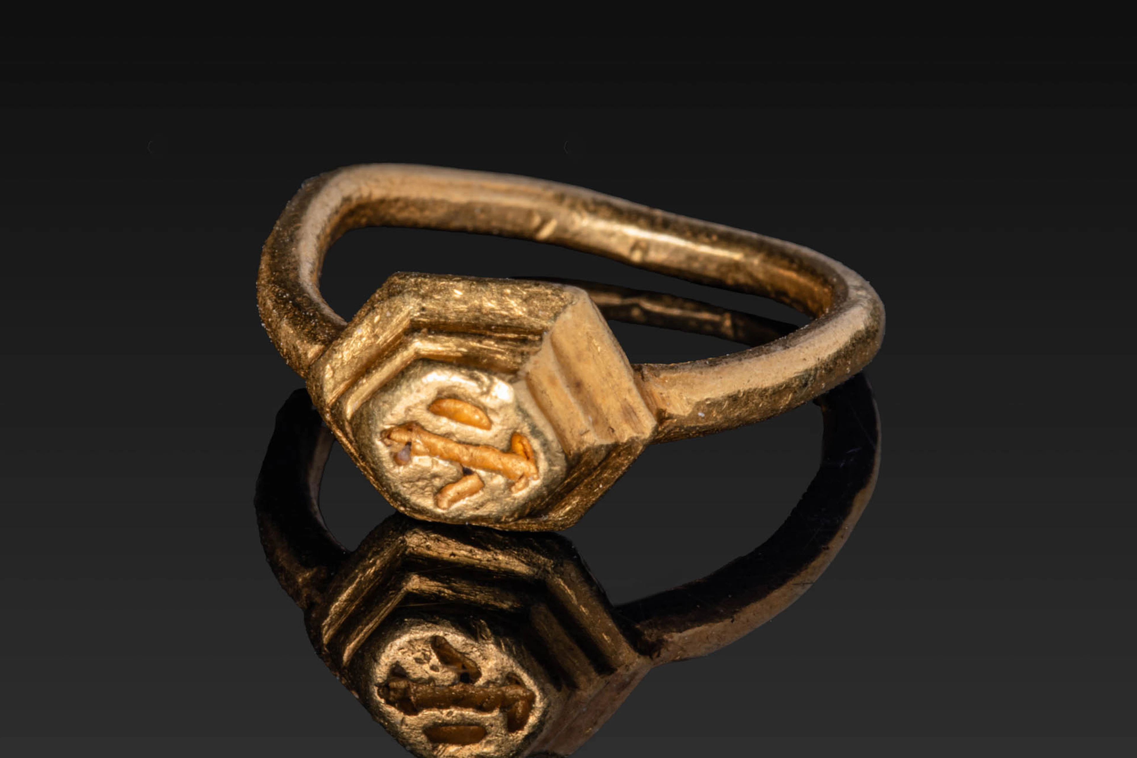 MEDIEVAL SOLID HIGH KARAT GOLD RING WITH HIGH HEXAGONAL BEZEL OF A FLOWER POT
