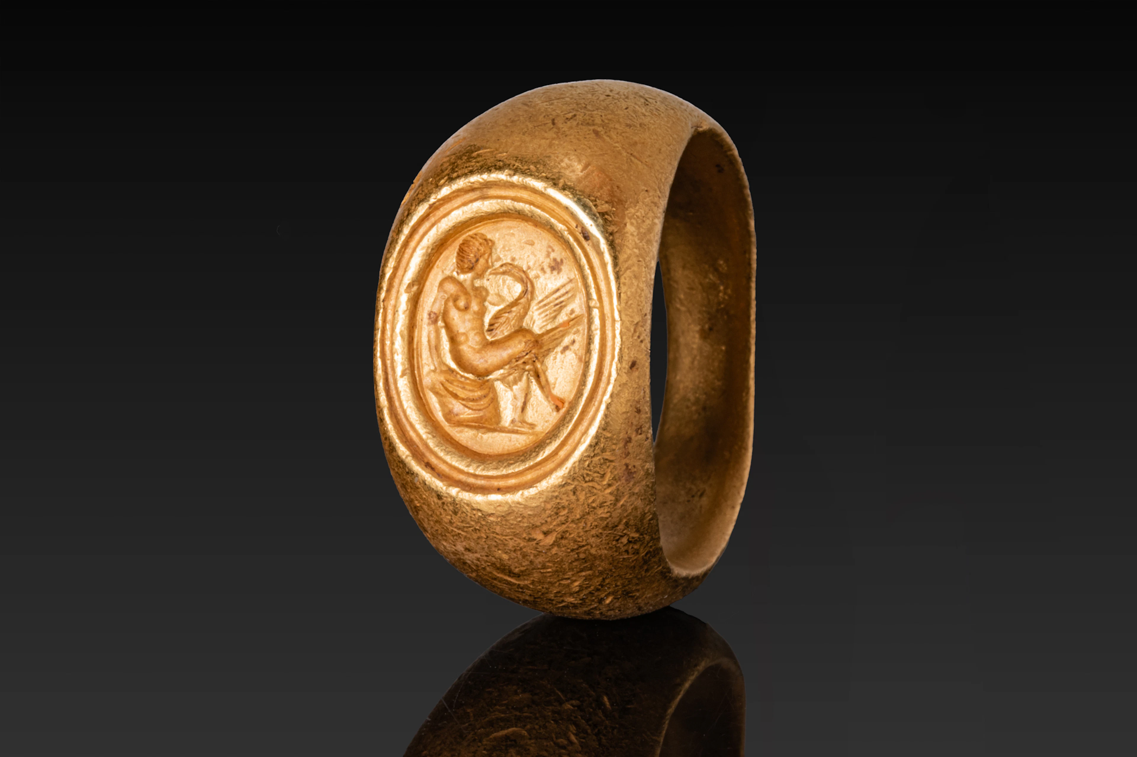 OUTSTANDING ROMAN SOLID HIGH KARAT GOLD RING WITH LEDA AND THE SWAN