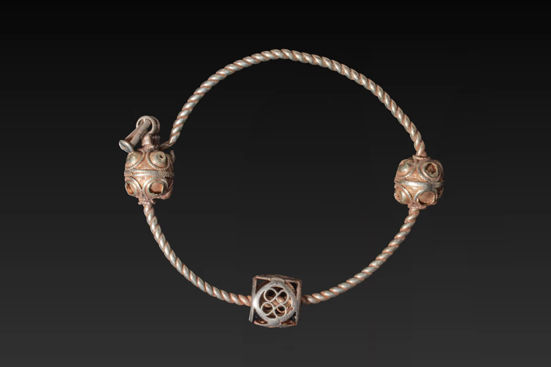 BYZANTINE GOLD EARRING WITH OPENWORK BEADS