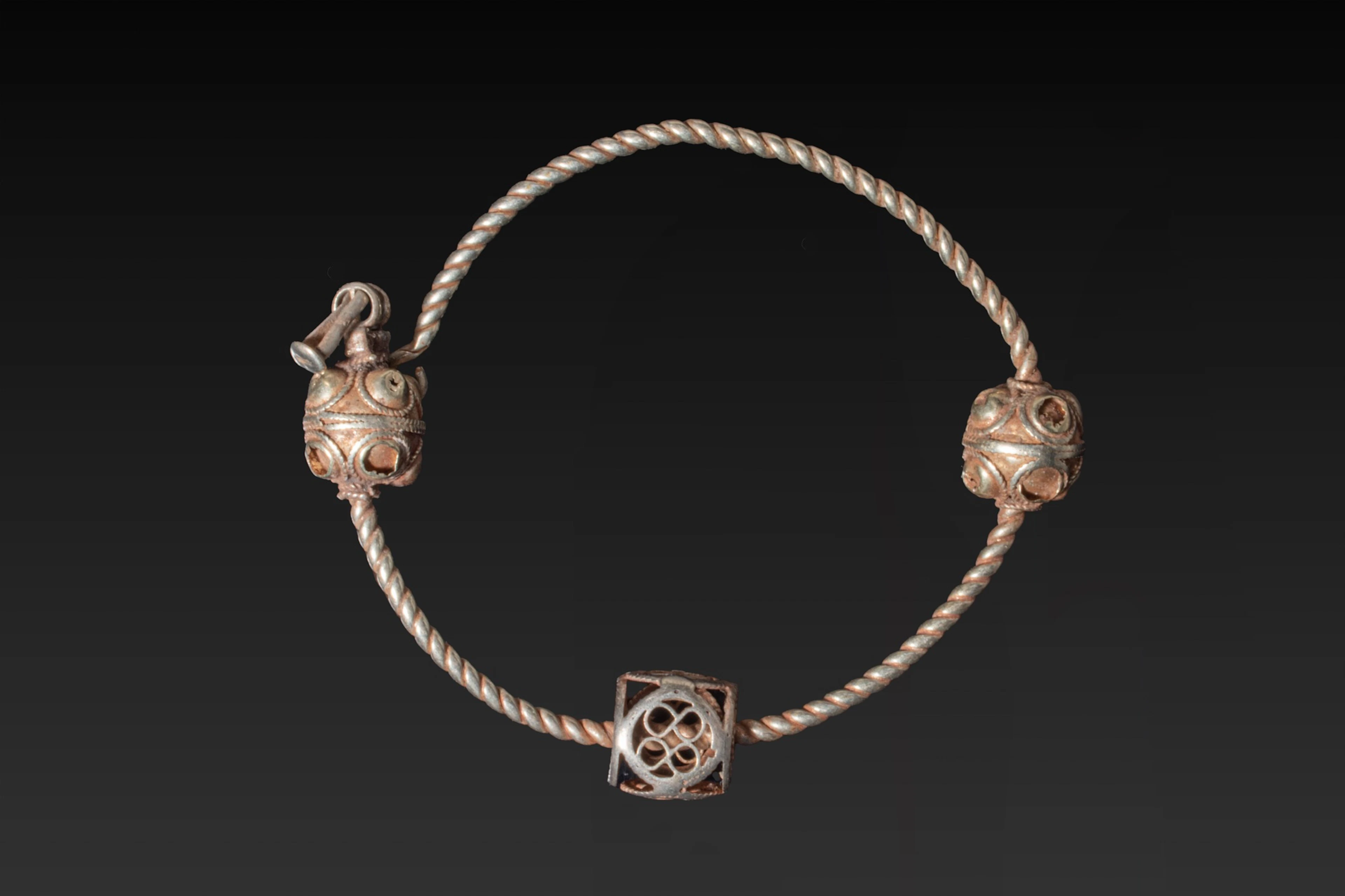 BYZANTINE GOLD EARRING WITH OPENWORK BEADS