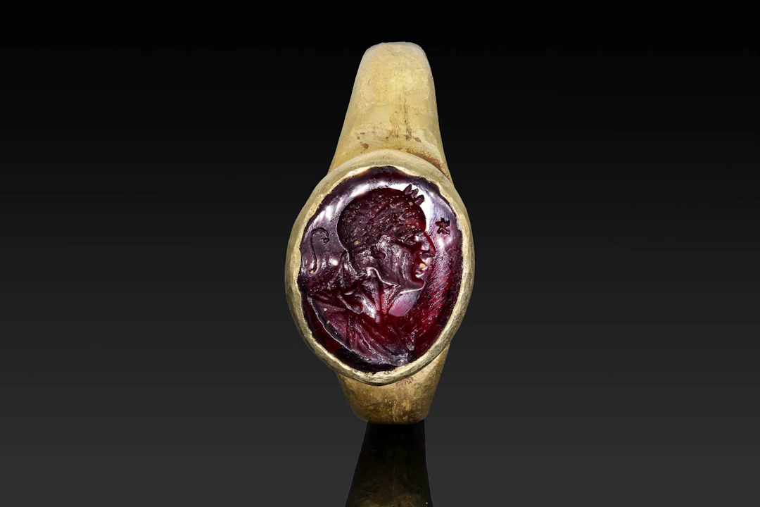 ROMAN GLASS INTAGLIO OF JULIUS CAESAR IN GOLD RING