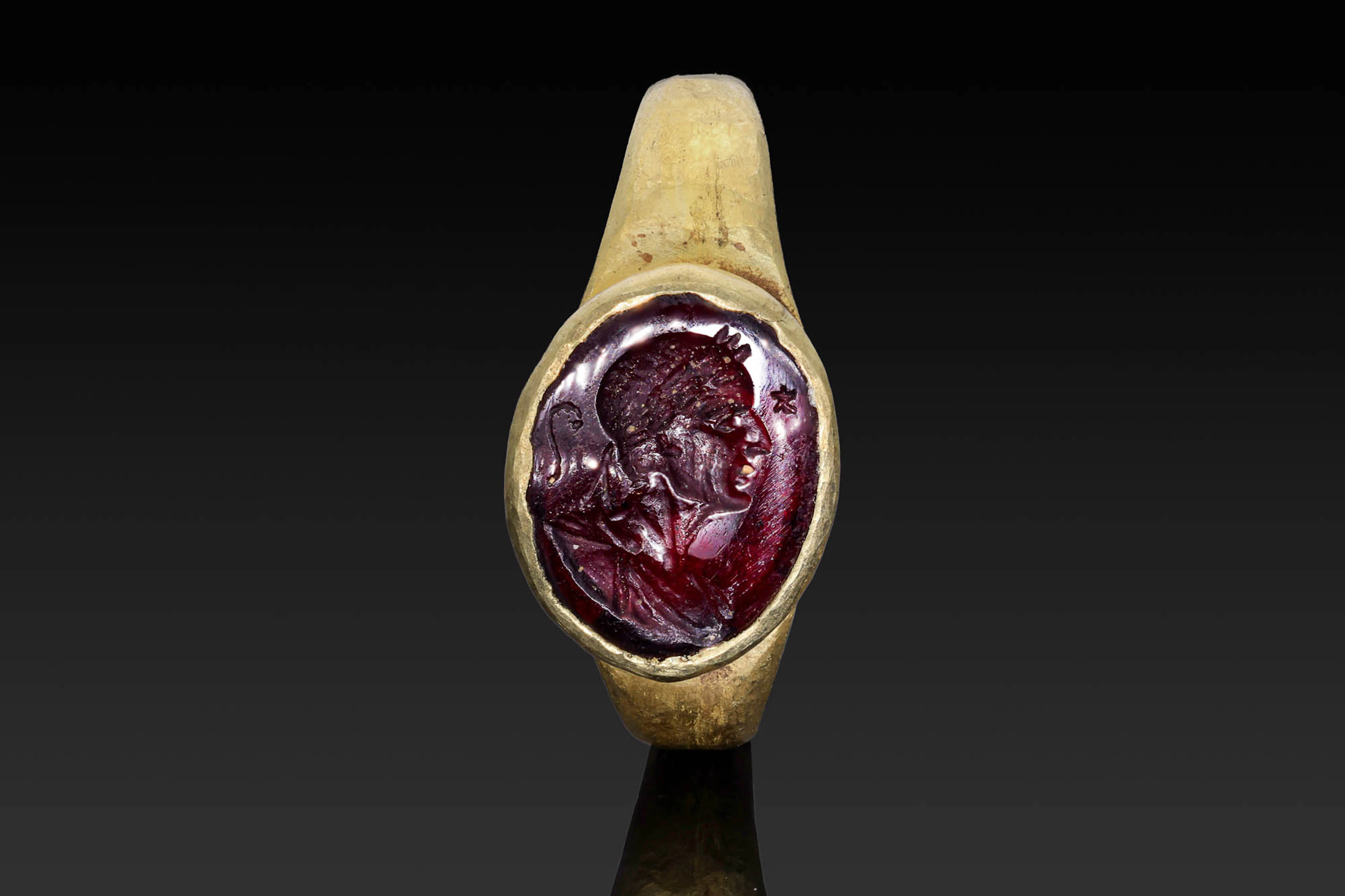 ROMAN GLASS INTAGLIO OF JULIUS CAESAR IN GOLD RING