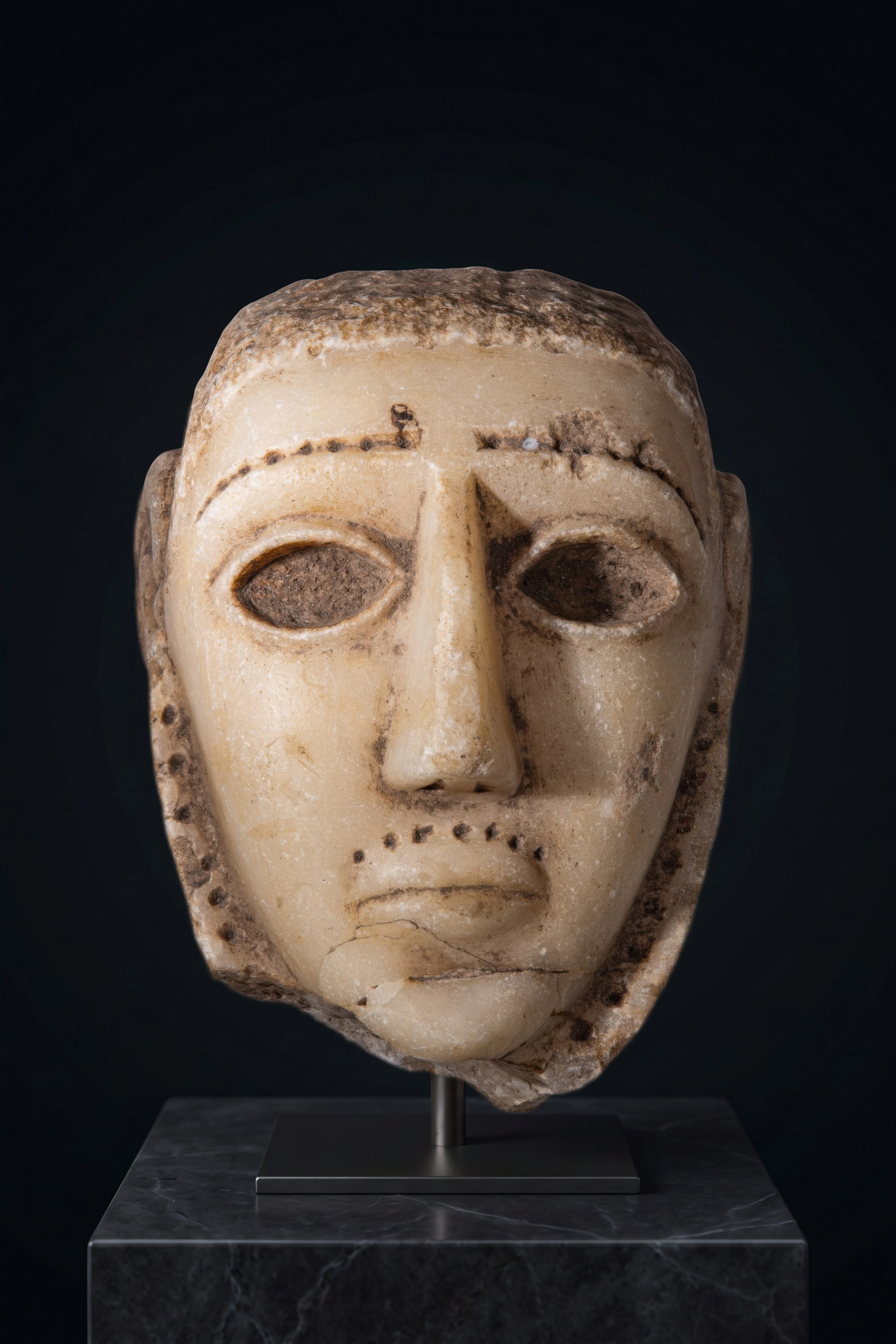 SOUTH ARABIAN ALABASTER HEAD OF A MAN