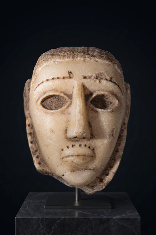 SOUTH ARABIAN ALABASTER HEAD OF A MAN
