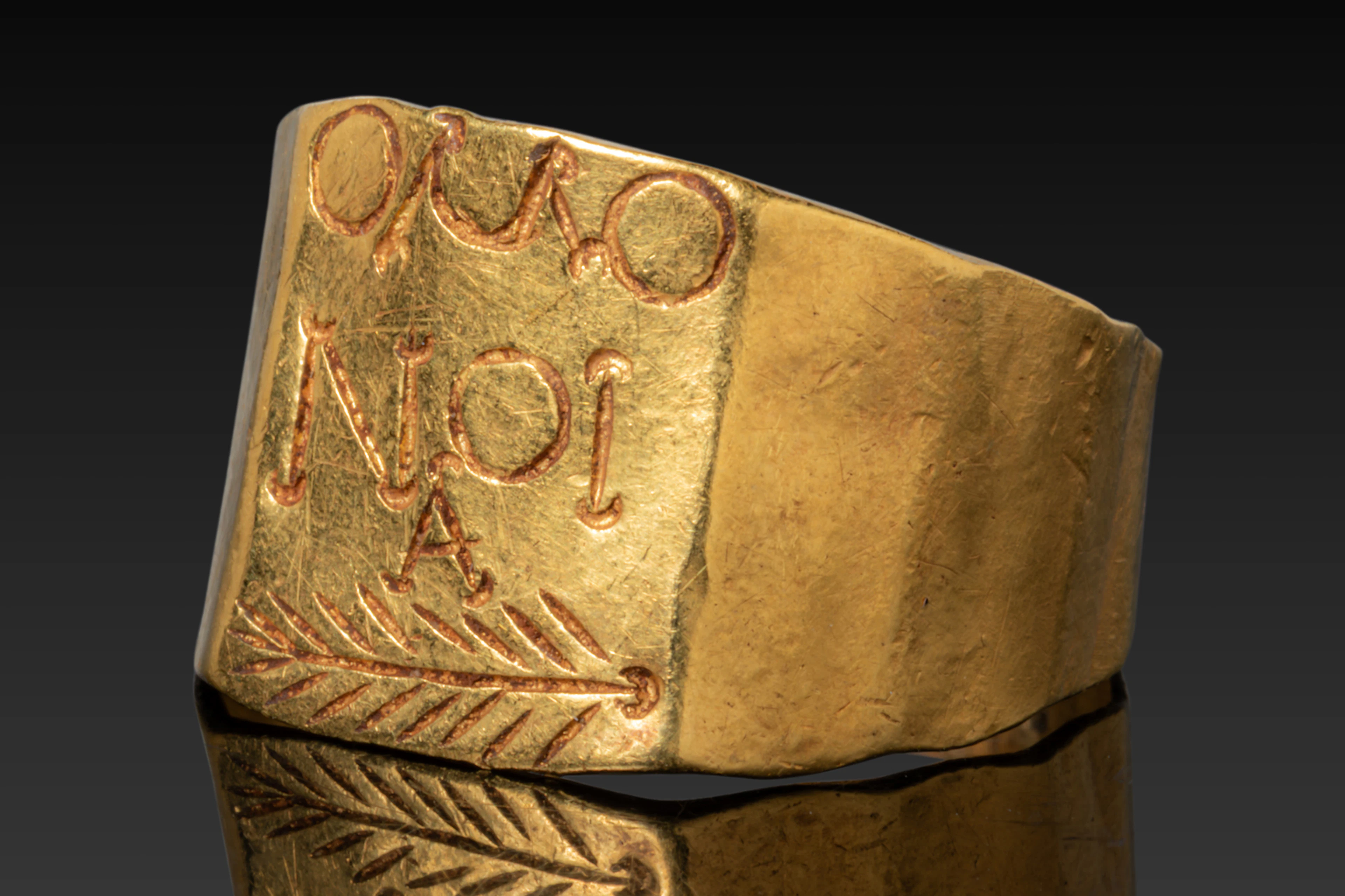 ROMAN HIGH KARAT GOLD RING WITH 'OMONOIA' INSCRIPTION AND PALM BRANCH