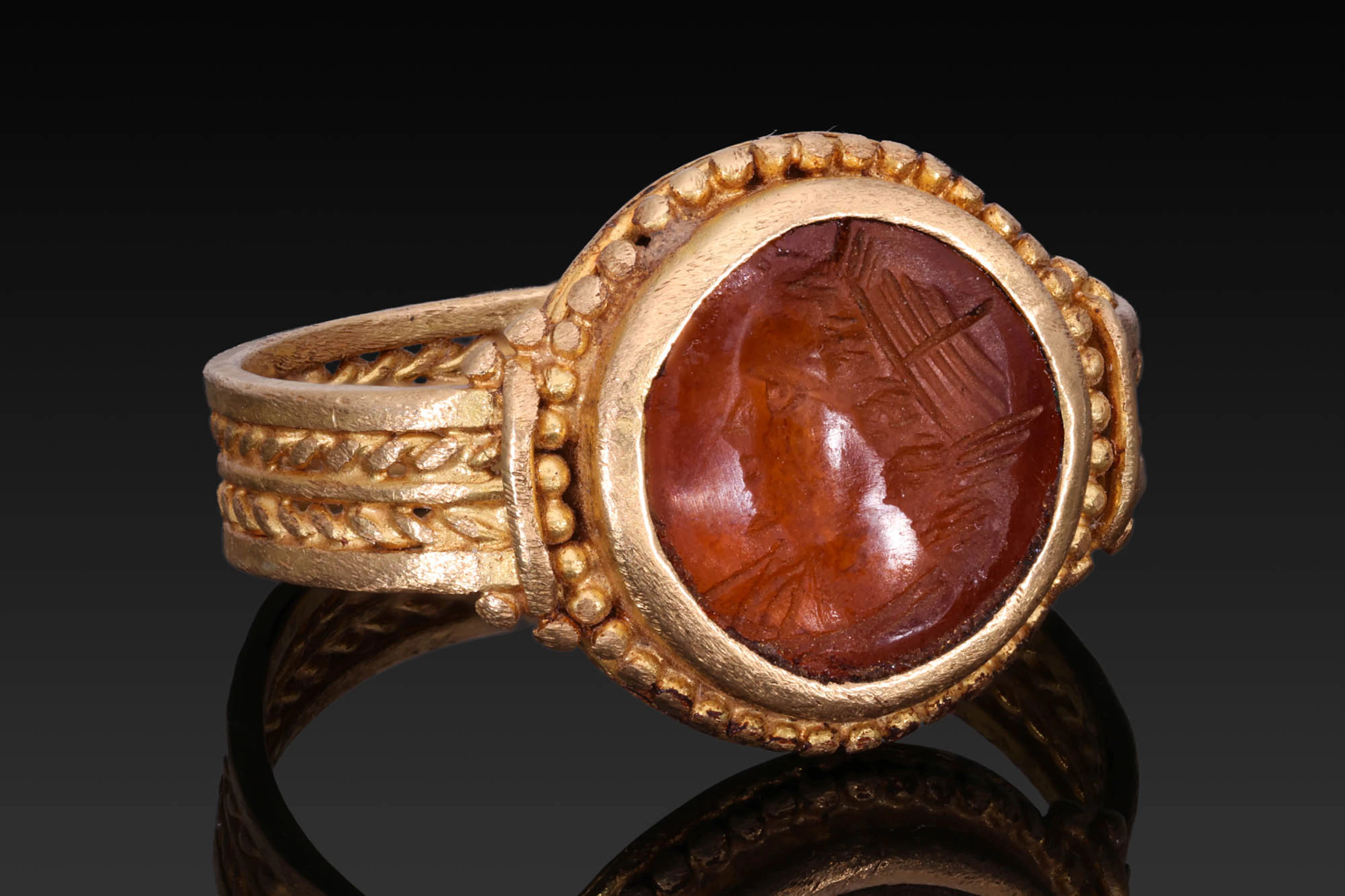 LATE ROMAN GOLD RING WITH CARNELIAN INTAGLIO OF A NOBLEWOMAN