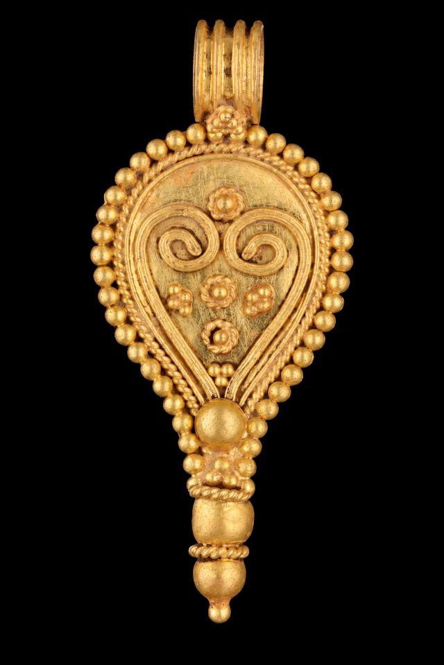 ROMAN GOLD DROP-SHAPED PENDANT