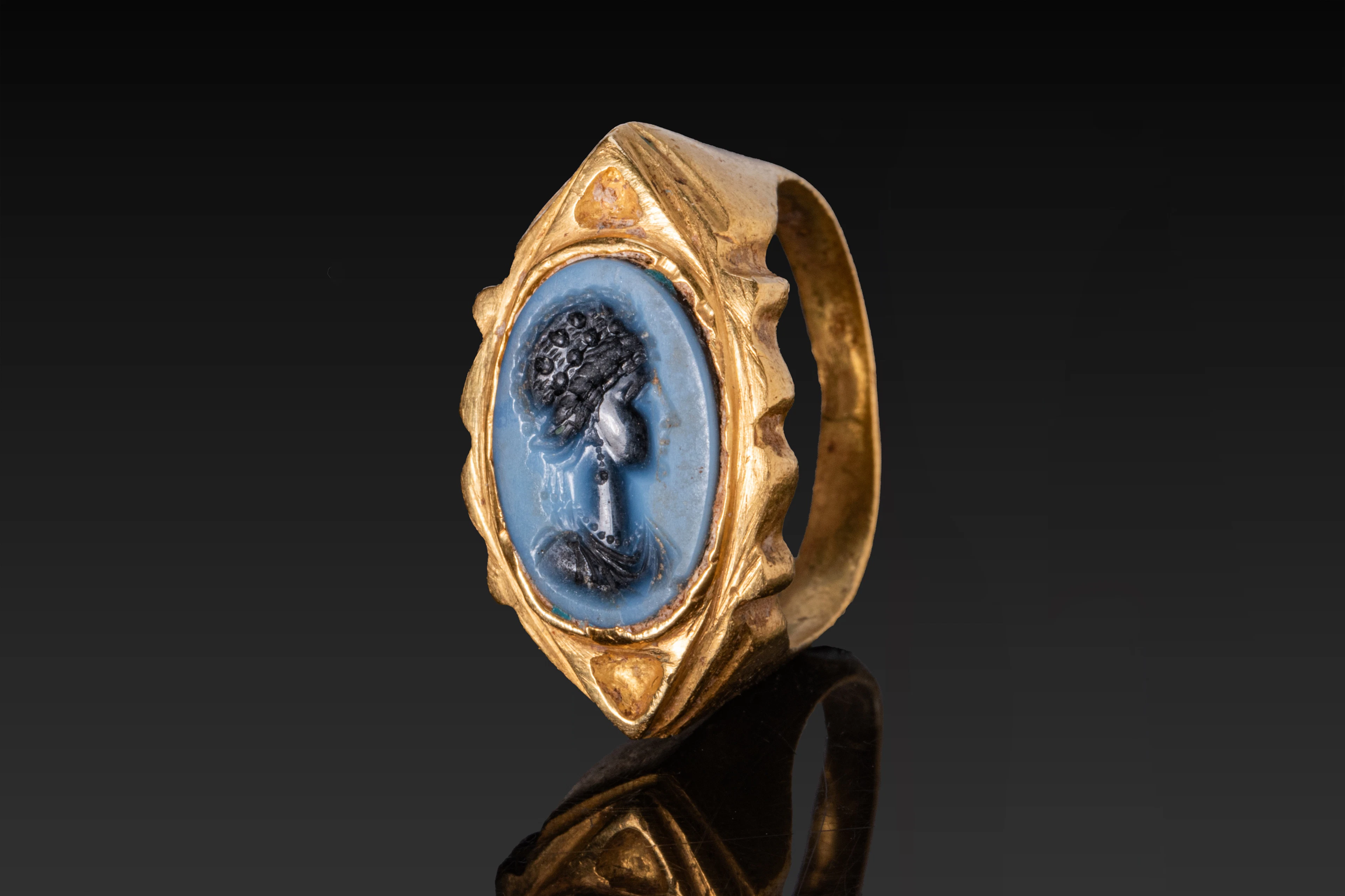 ROMAN SOLID GOLD RING WITH NICOLO INTAGLIO OF AN EMPRESS