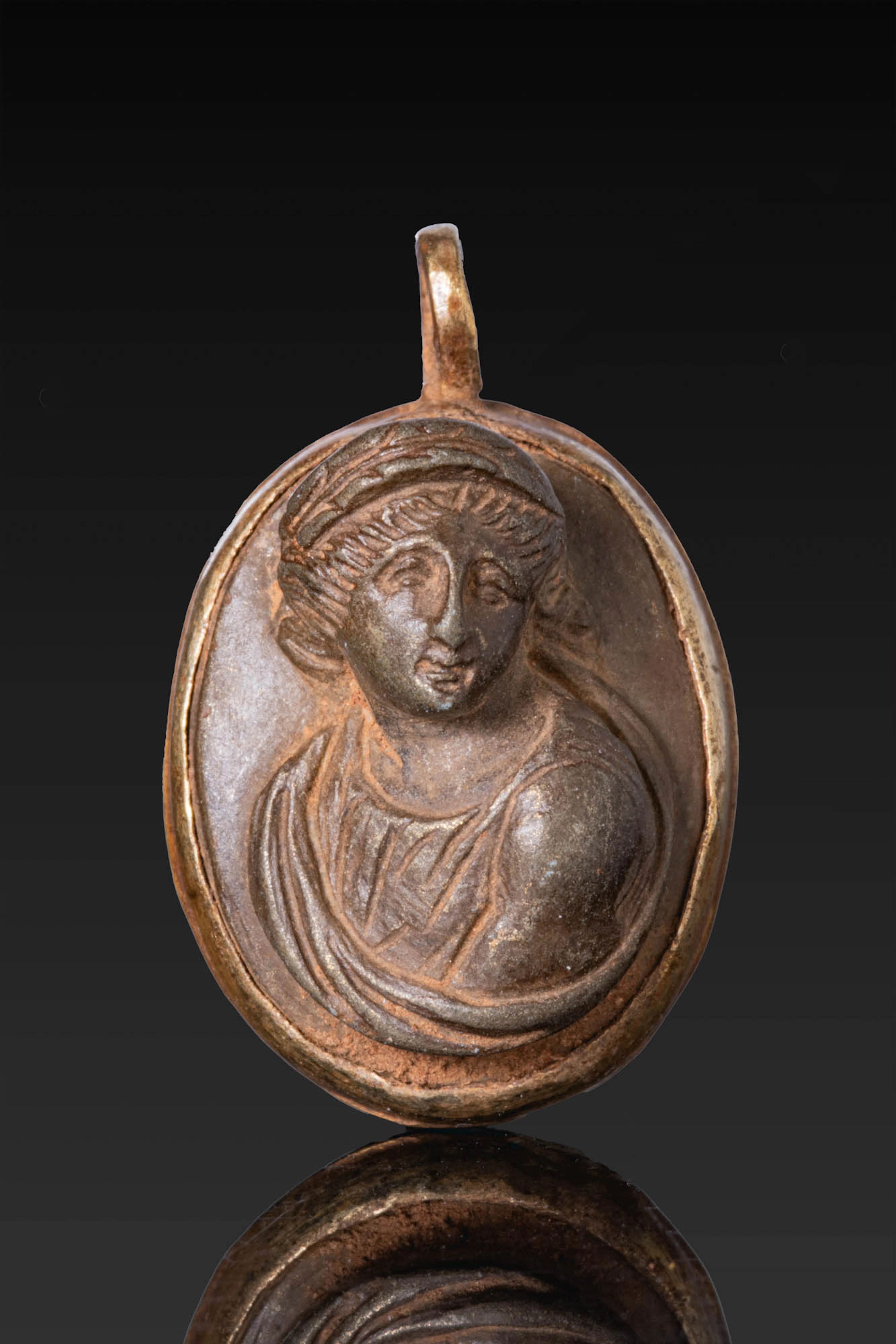 ROMAN GOLD PENDANT WITH STONE CAMEO OF VENUS
