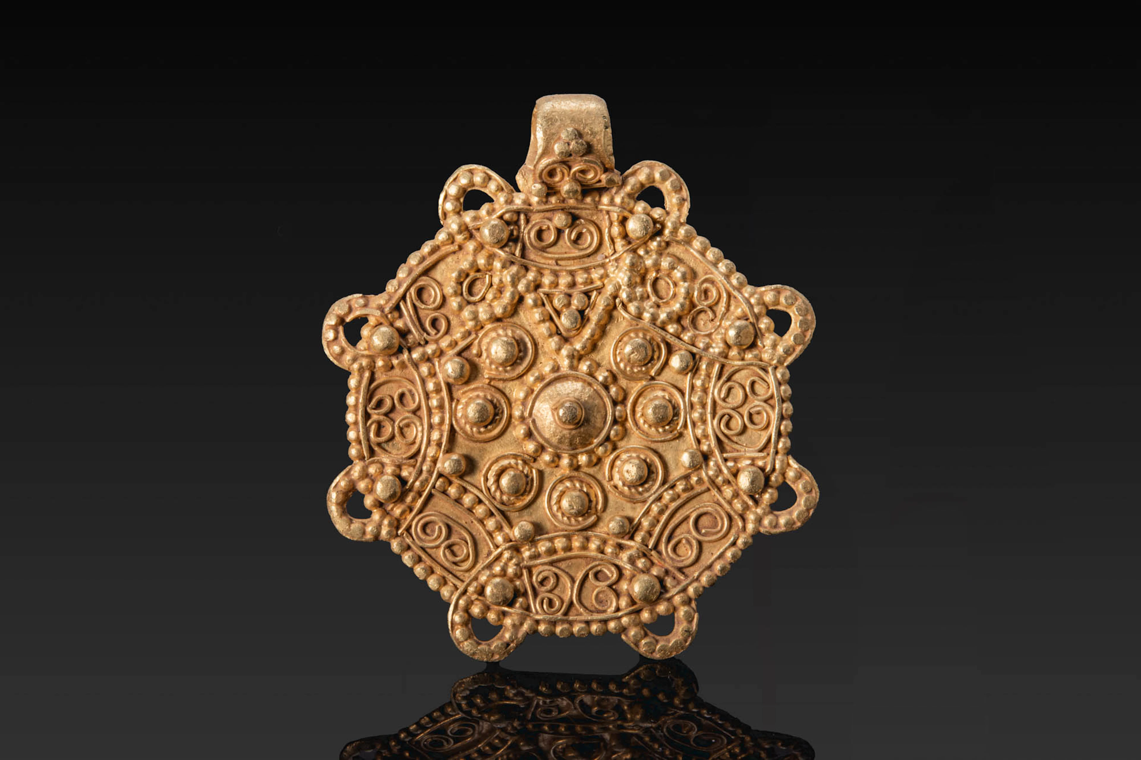 VIKING GOLD FILIGREE MEDALLION WITH KNOT MOTIF