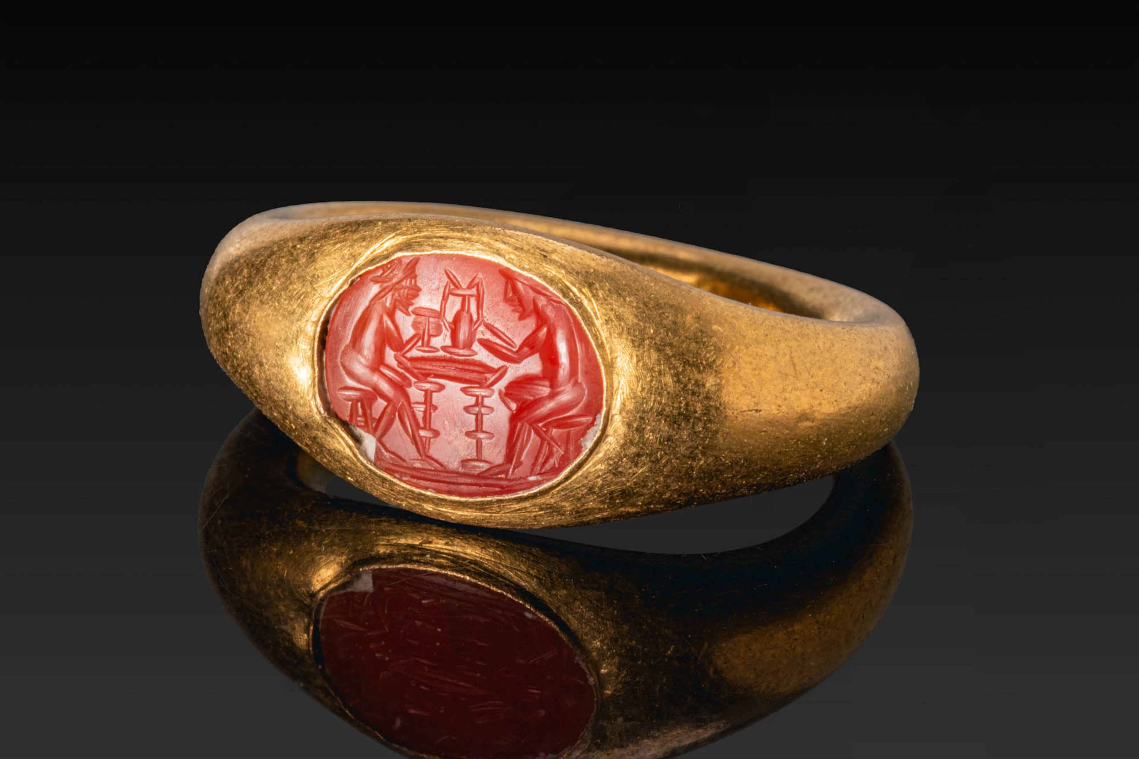 ROMAN GOLD RING WITH CARNELIAN INTAGLIO OF A DIONYSIAC SCENE