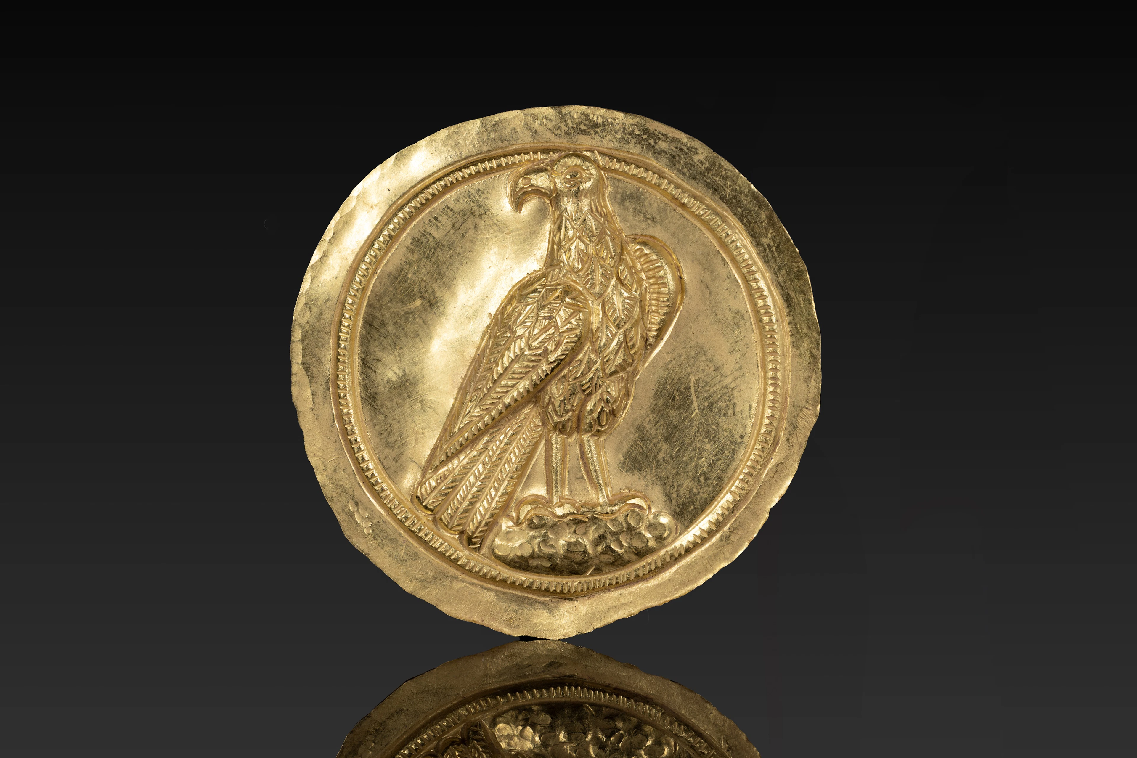 ROMAN GOLD LEGIONARY DISC WITH AN EAGLE