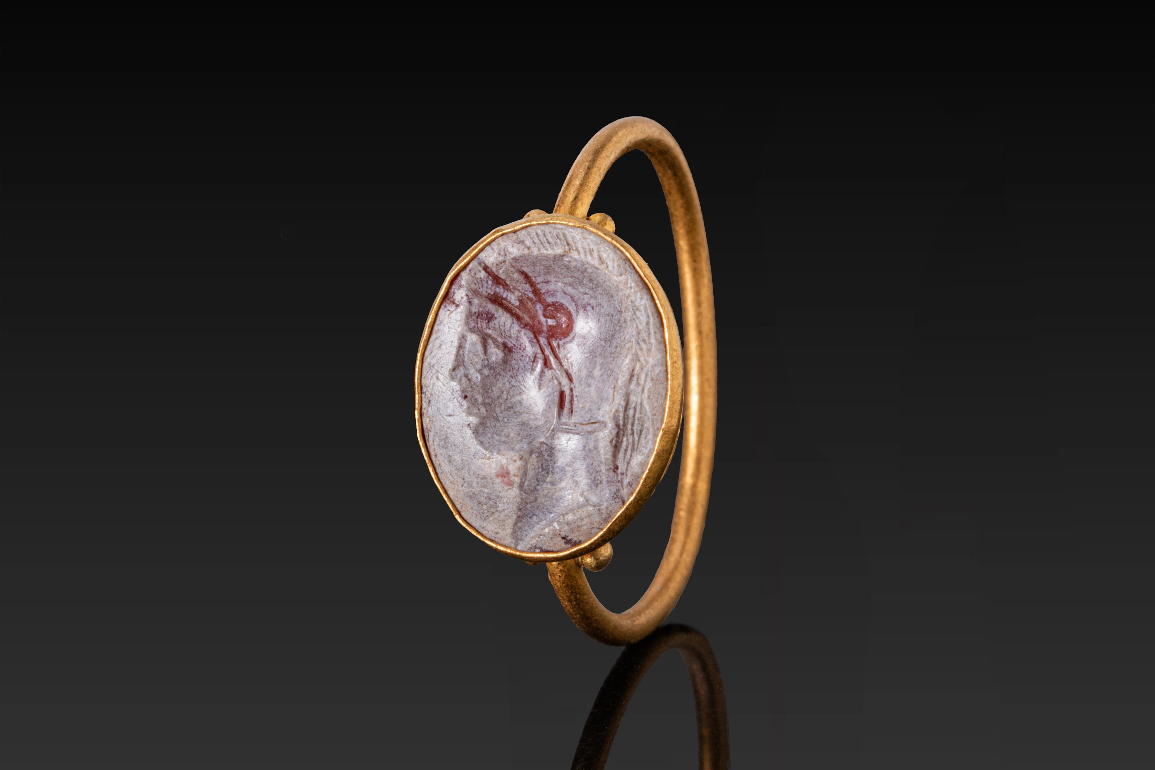 ROMAN GOLD RING WITH CHALCEDONY INTAGLIO OF A PORTRAIT OF MINERVA