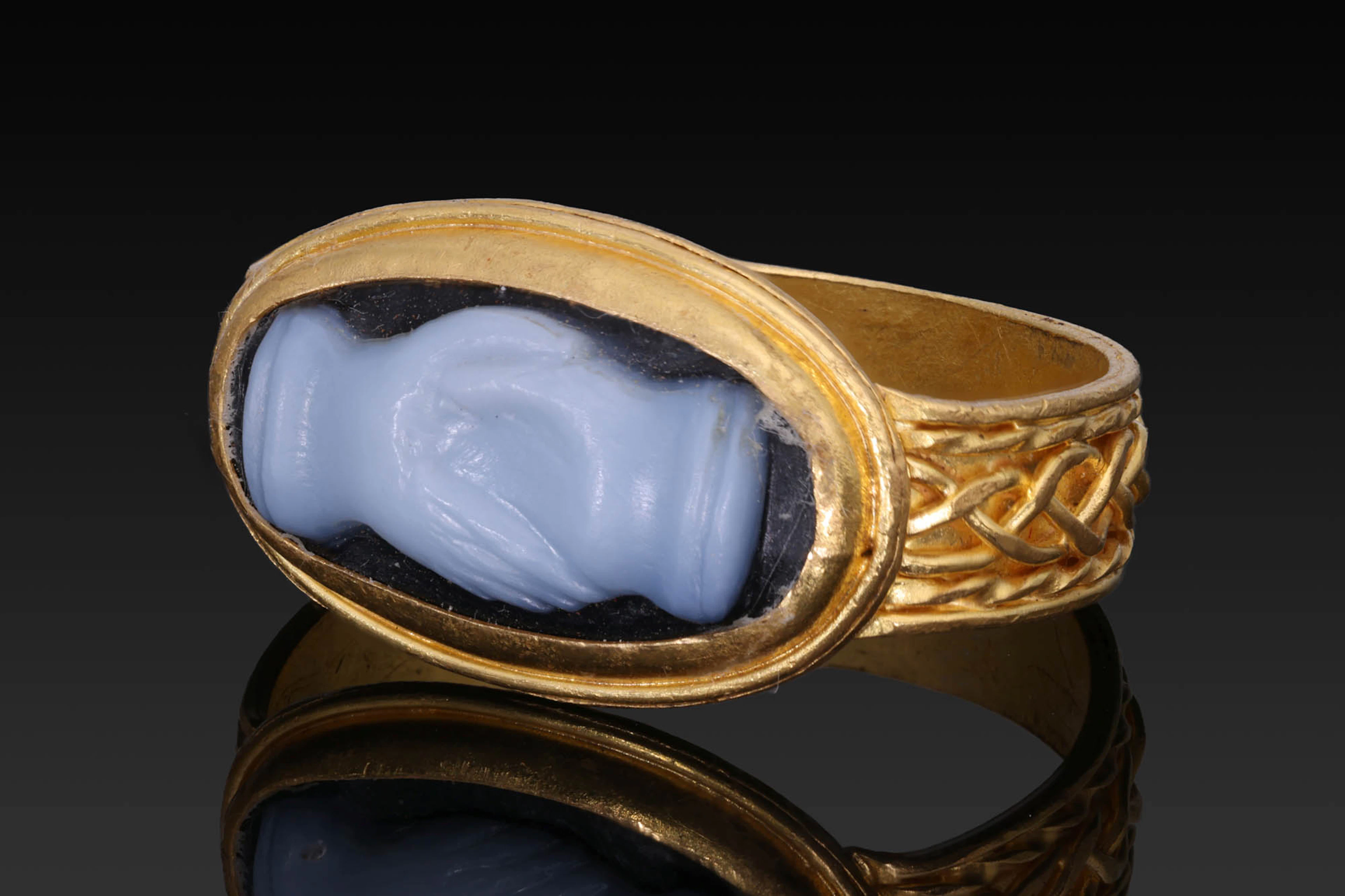 ROMAN AGATE CAMEO OF CLASPED HANDS IN GOLD RING