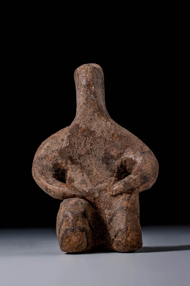 TELL HALAF PAINTED TERRACOTTA SEATED IDOL