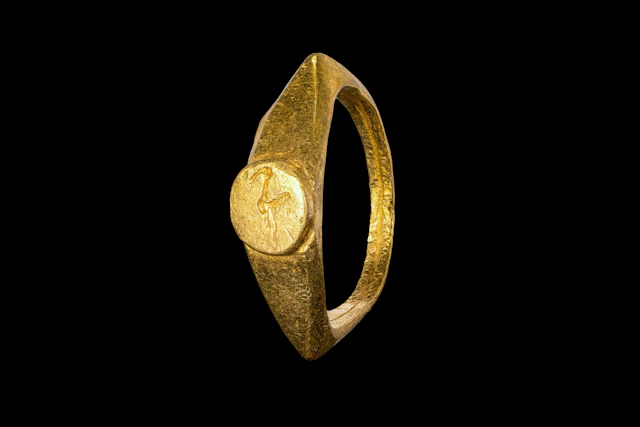 ROMAN SOLID GOLD RING WITH CRANE