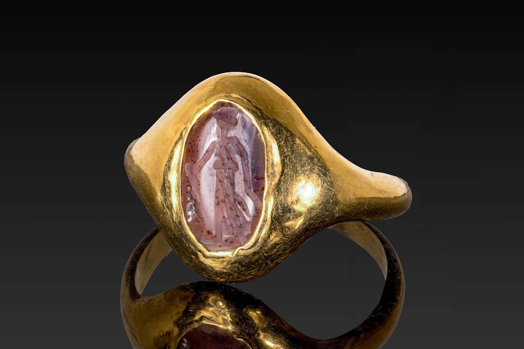 ROMAN GARNET INTAGLIO OF A GODDESS IN GOLD RING
