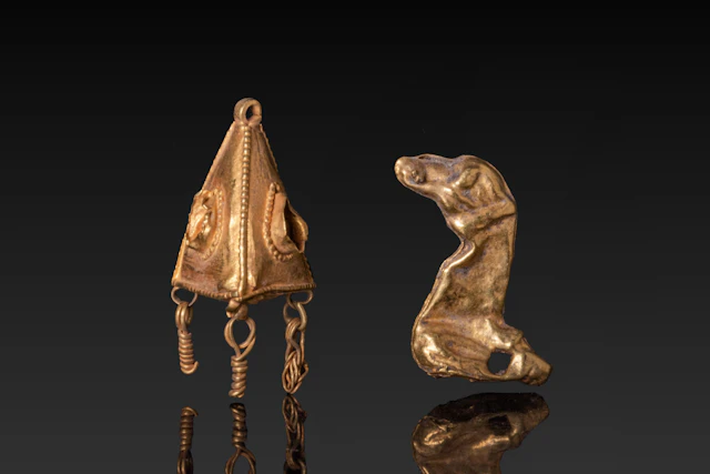 PAIR OF HELLENISTIC GOLD PENDANTS