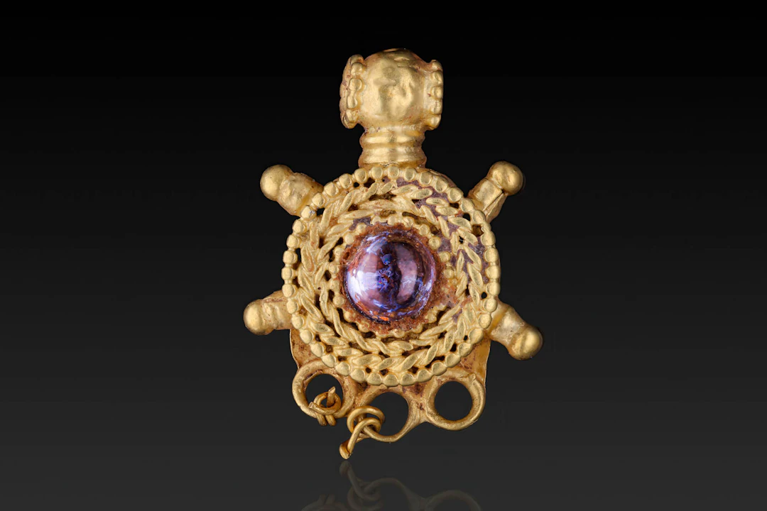 ROMAN GOLD PENDANT WITH PURPLE GLASS CABOCHON