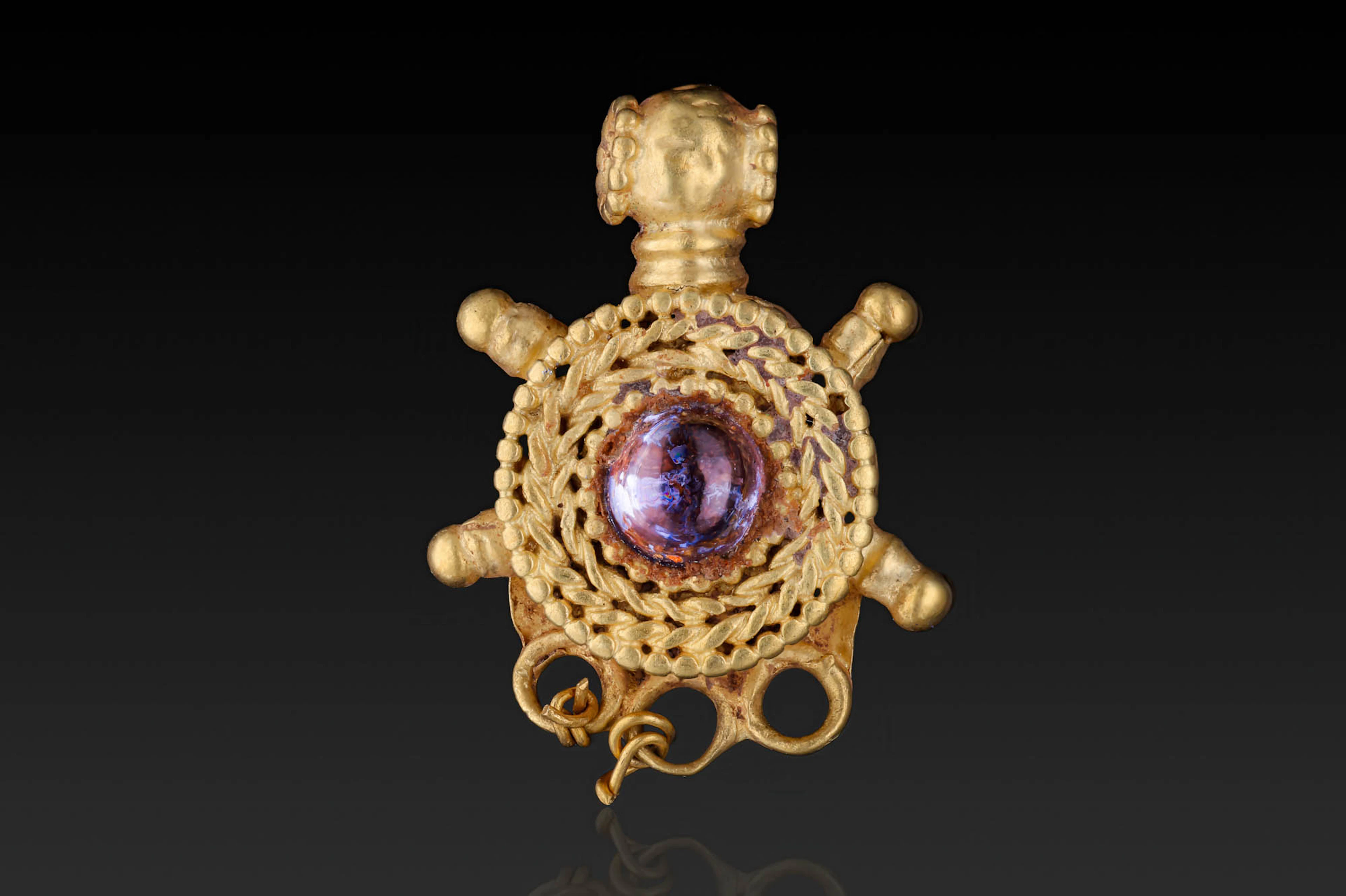 ROMAN GOLD PENDANT WITH PURPLE GLASS CABOCHON