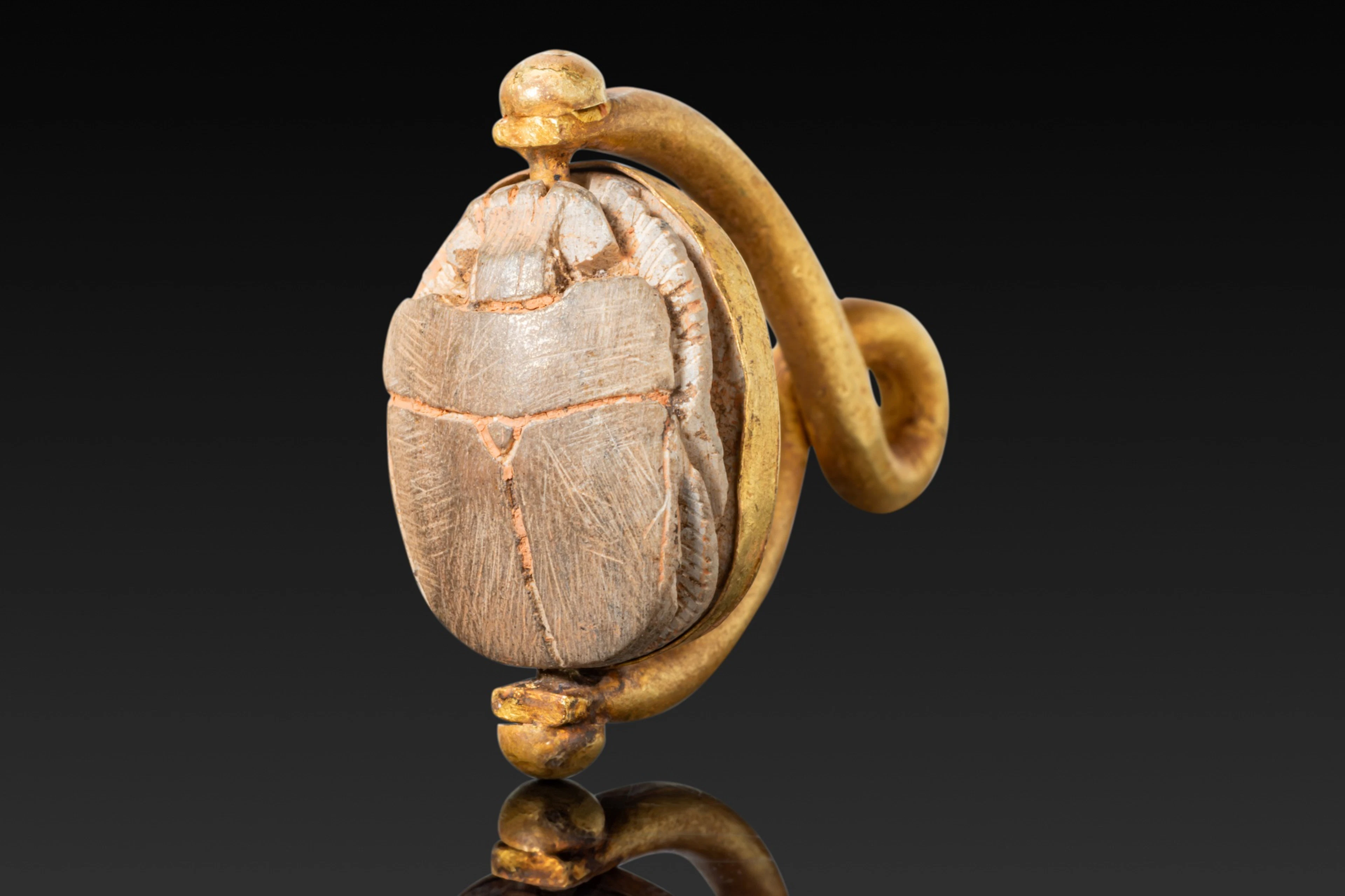 EGYPTIAN STEATITE SCARAB WITH HIEROGLYPHIC INSCRIPTION IN HIGH KARAT