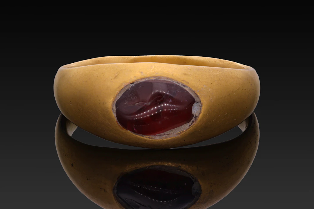 ROMAN GOLD RING WITH RED GARNET CABOCHON