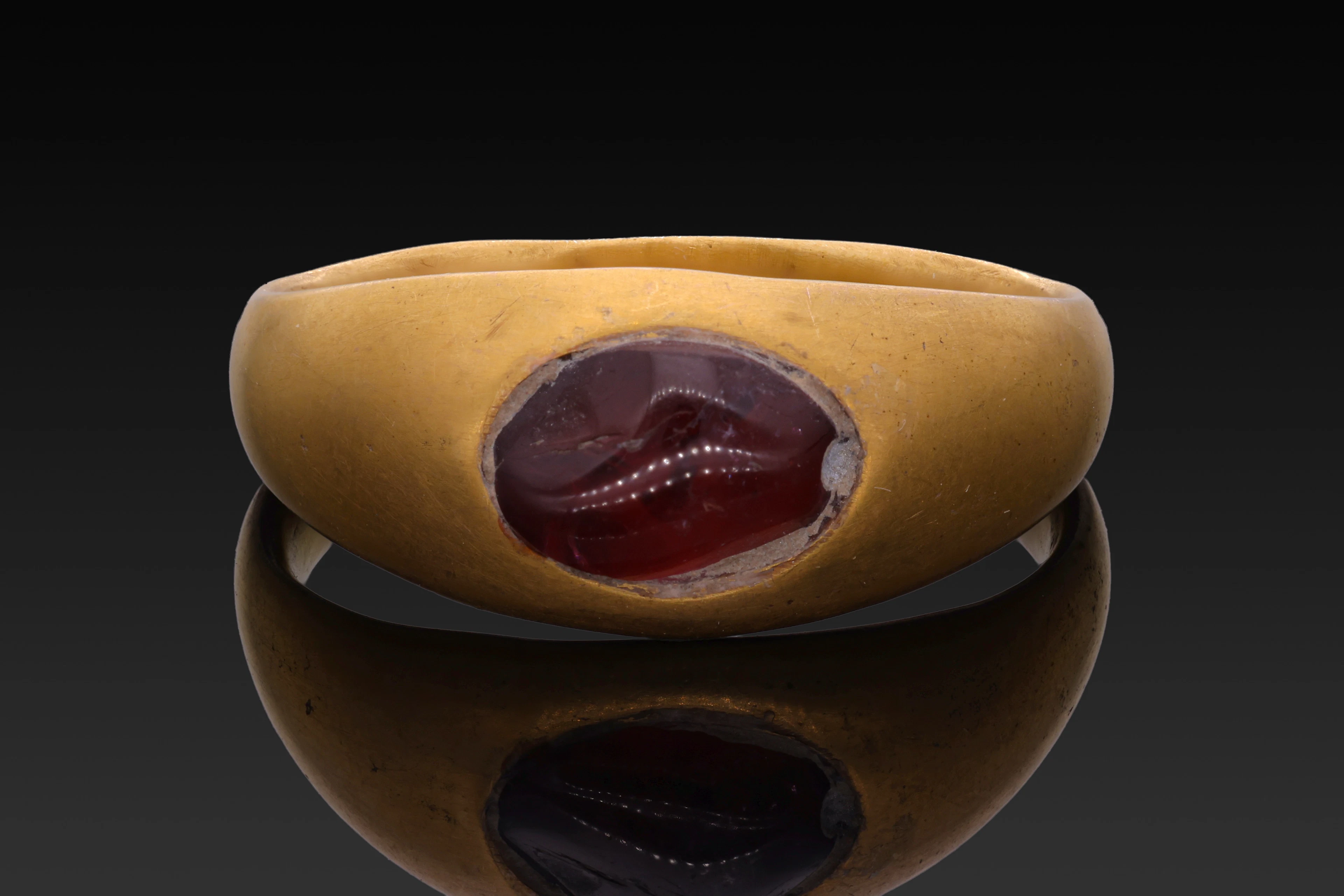 ROMAN GOLD RING WITH RED GARNET CABOCHON