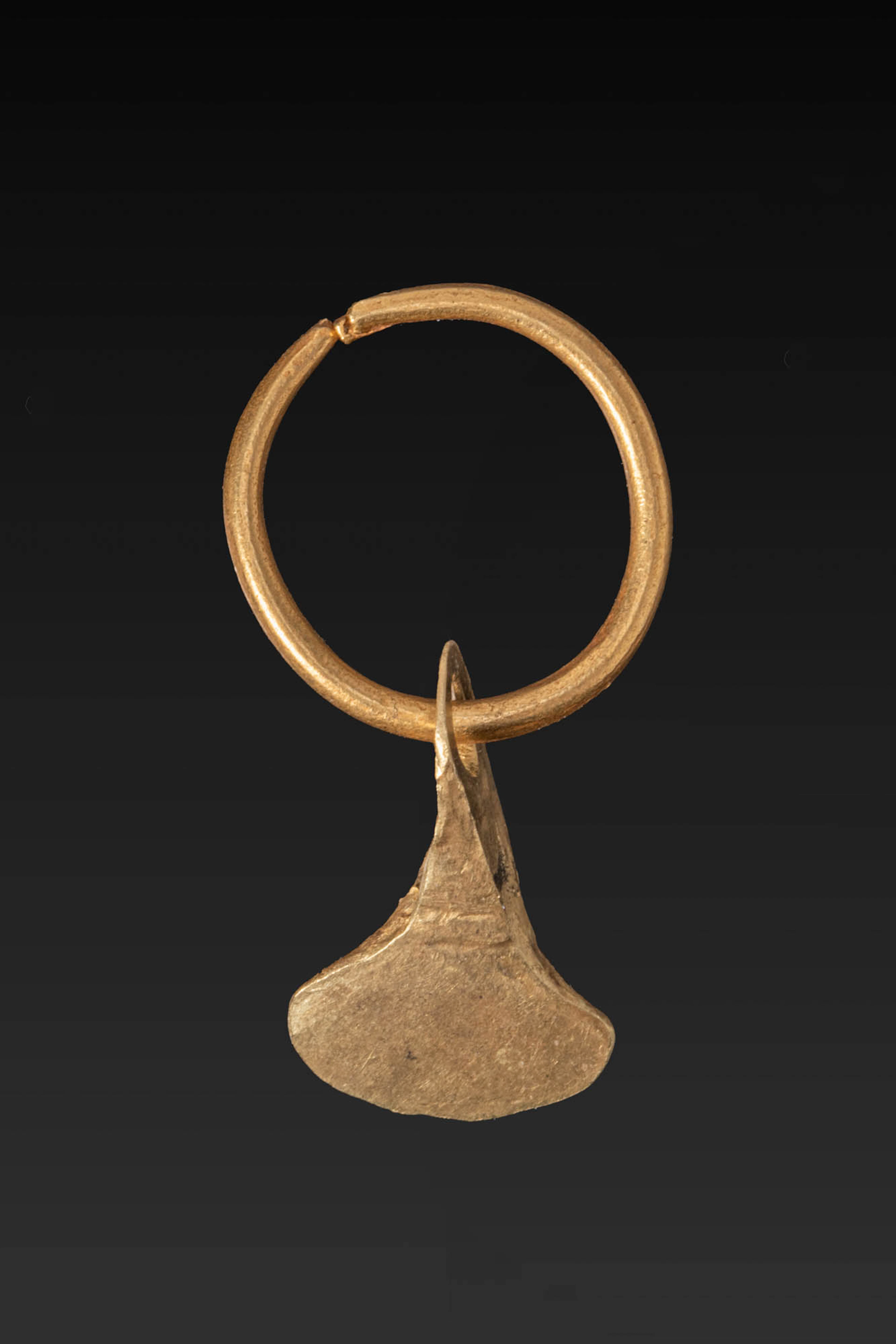 VIKING GOLD AXE-SHAPED PENDANT WITH A GOLD RING