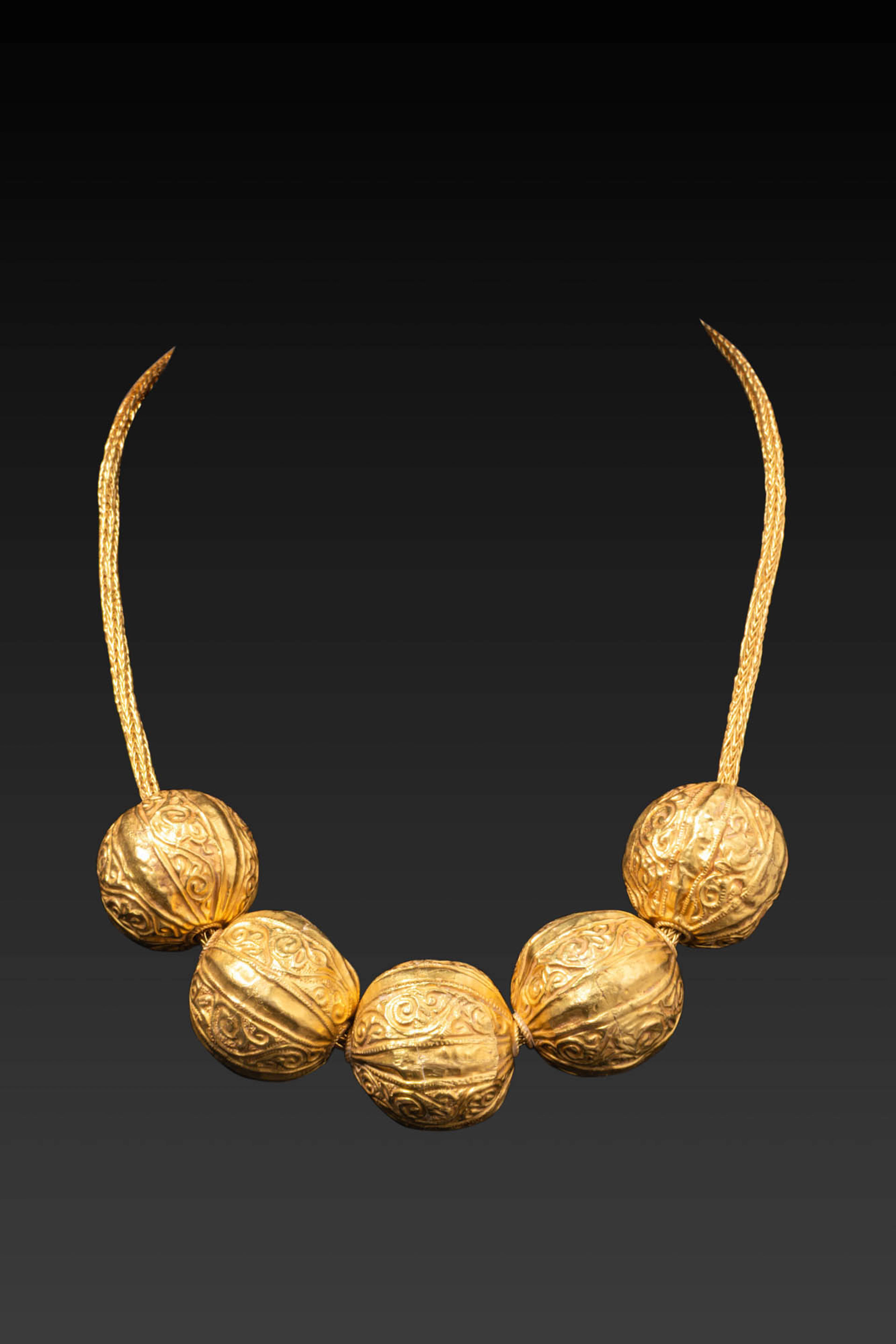 ETRUSCAN HIGH KARAT GOLD NECKLACE WITH FIVE HOLLOW GLOBES ADORNED