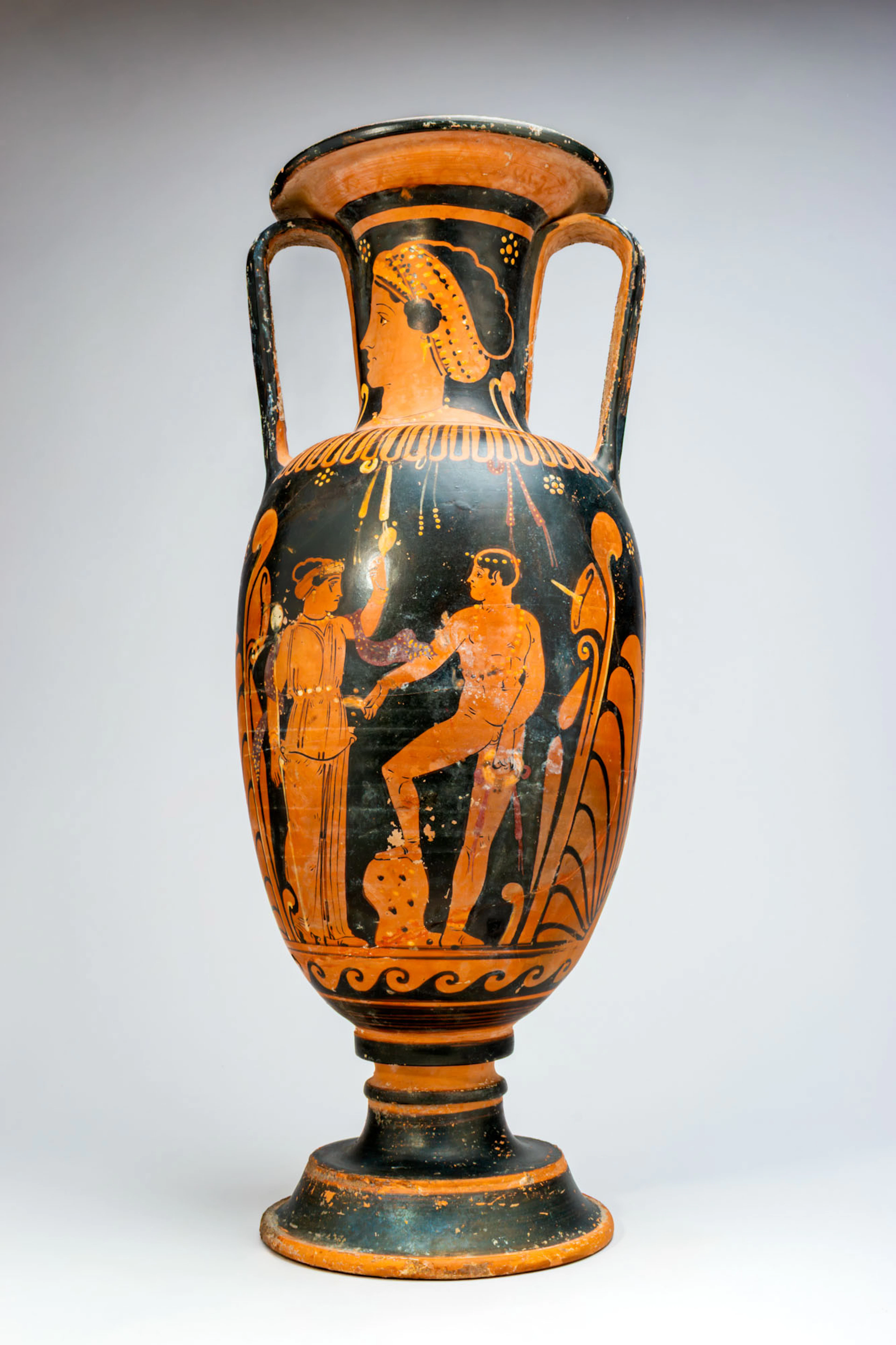 STUNNING APULIAN AMPHORA WITH FUNERARY SCENE AND LADY OF FASHION
